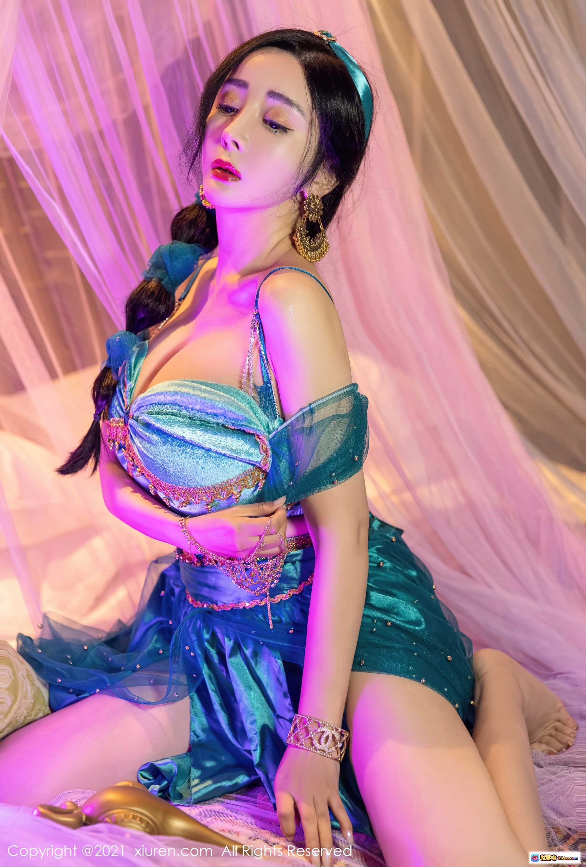 图片[4] - 允爾性感写真｜蓝绿异域风礼服+粉色纱幔床榻+阿拉丁神灯道具｜XIUREN秀人网2021.11.19 No.4243 - 就要吻
