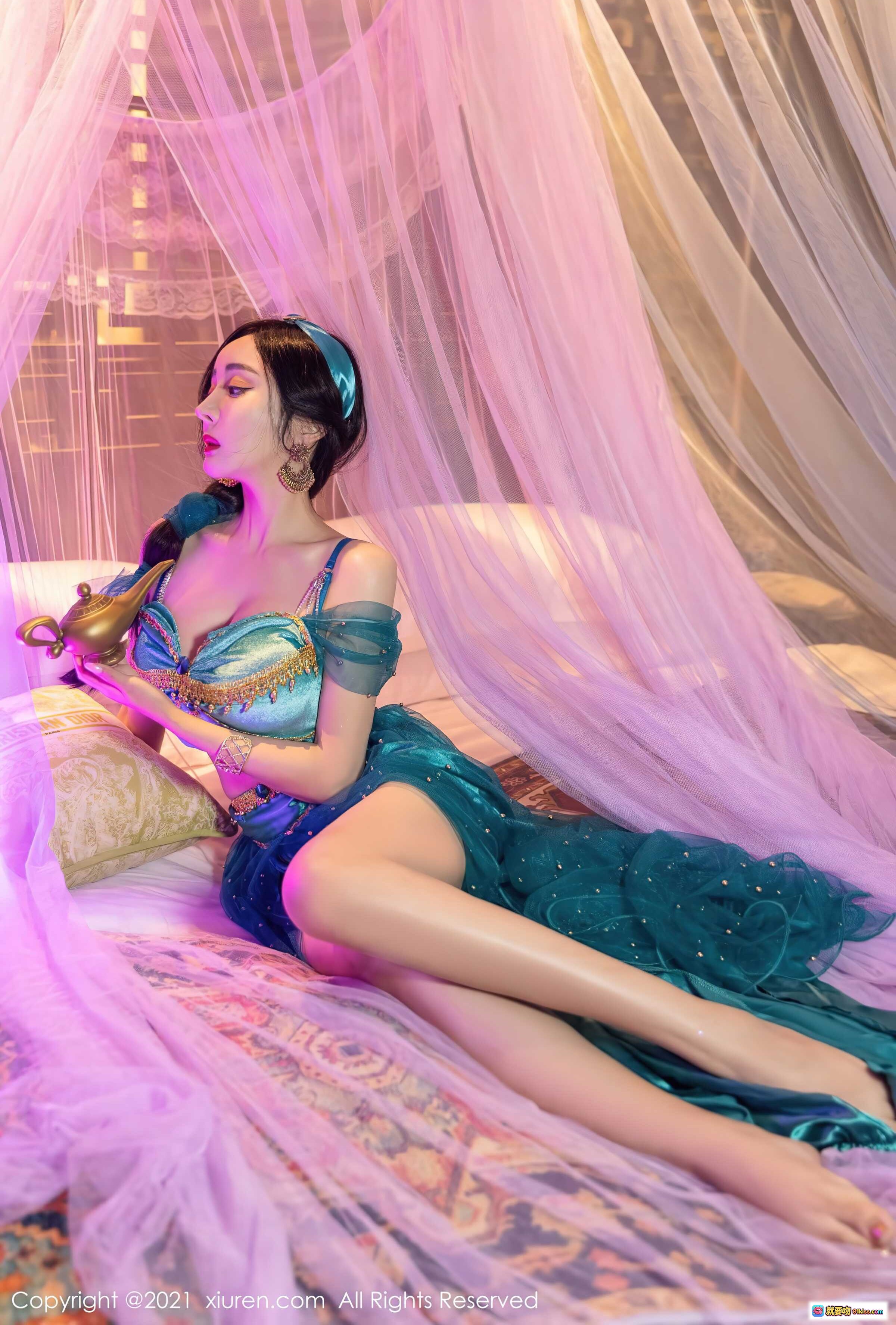 图片[1] - 允爾性感写真｜蓝绿异域风礼服+粉色纱幔床榻+阿拉丁神灯道具｜XIUREN秀人网2021.11.19 No.4243 - 就要吻