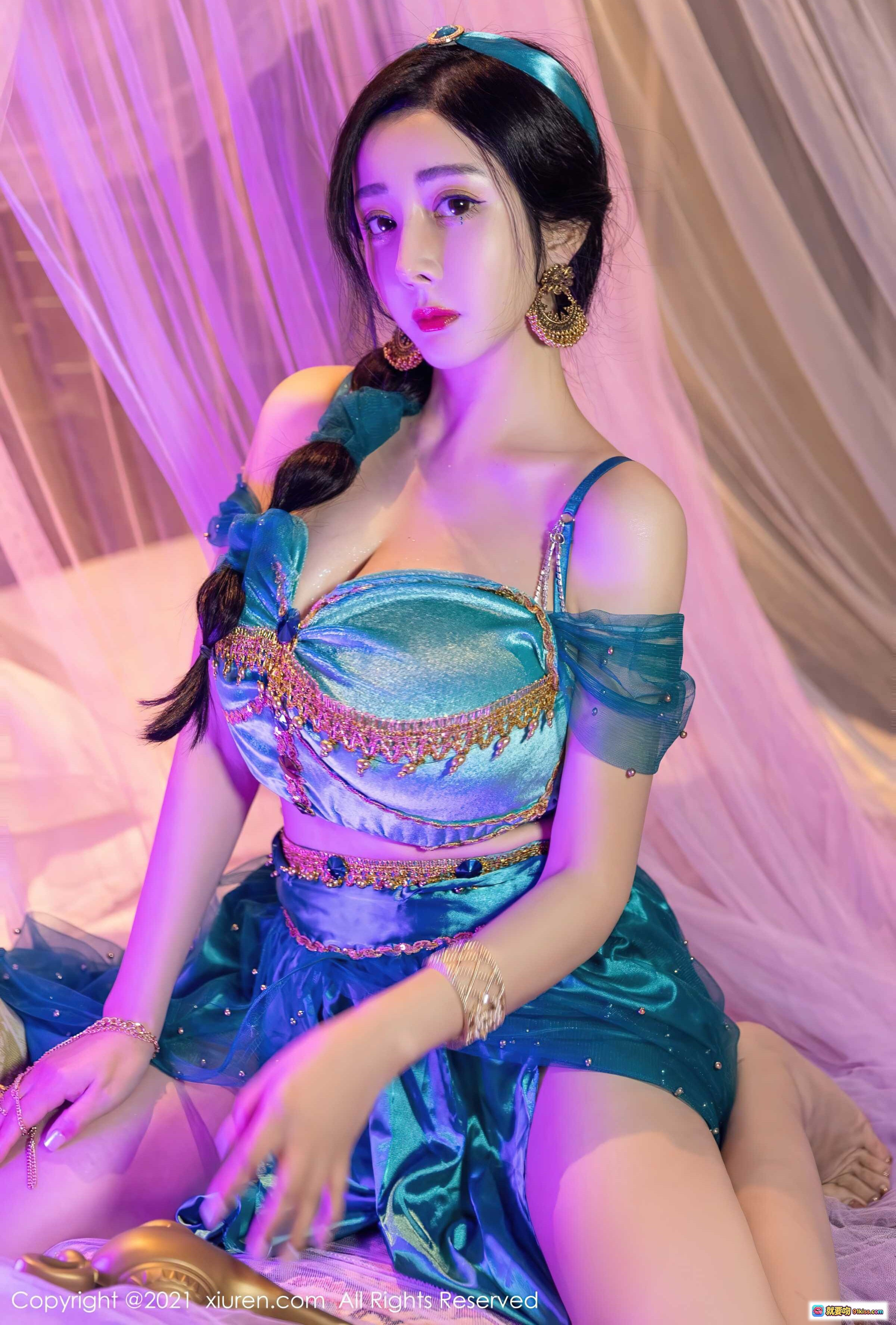 图片[3] - 允爾性感写真｜蓝绿异域风礼服+粉色纱幔床榻+阿拉丁神灯道具｜XIUREN秀人网2021.11.19 No.4243 - 就要吻