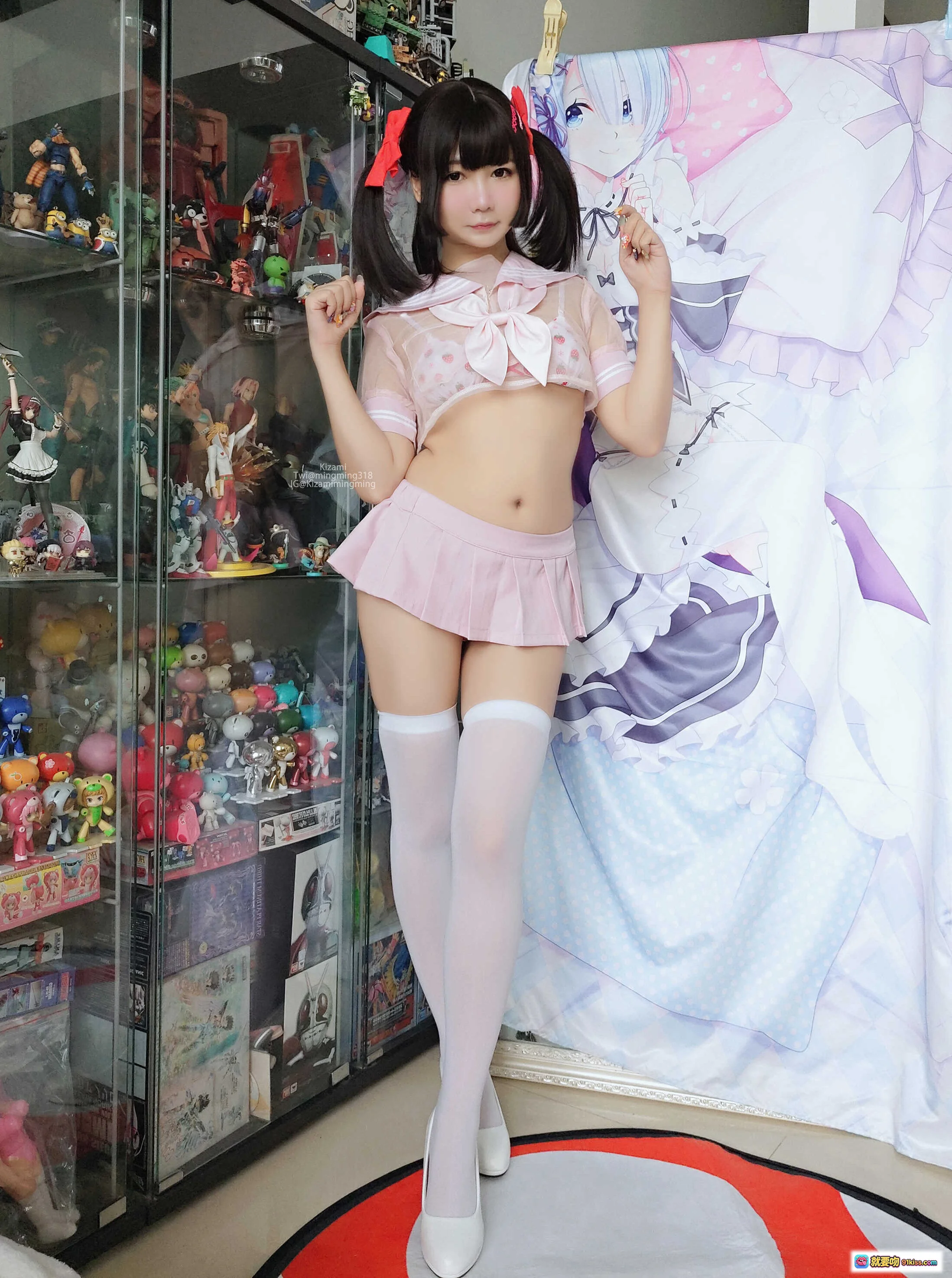 铭铭Kizami Vol.032 Fantia7月合集261P 粉色女仆装双马尾白丝美腿 Cosplay写真集 收藏柜背景动漫海报场景 - 就要吻