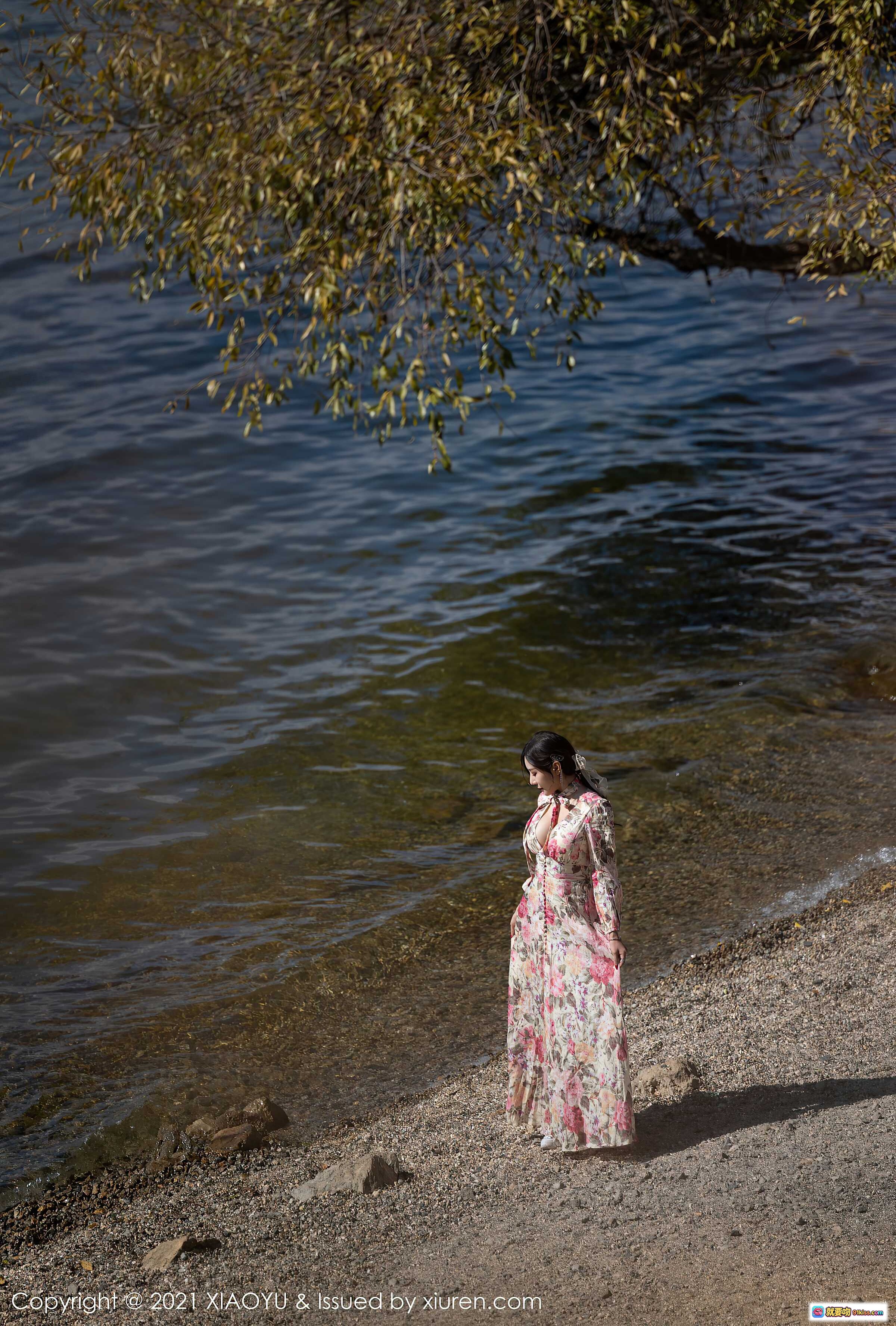 图片[2] - 王馨瑶yanni云南旅拍写真｜湖畔花裙少女｜自然风光人像摄影｜XiaoYu语画界VOL.682 - 就要吻