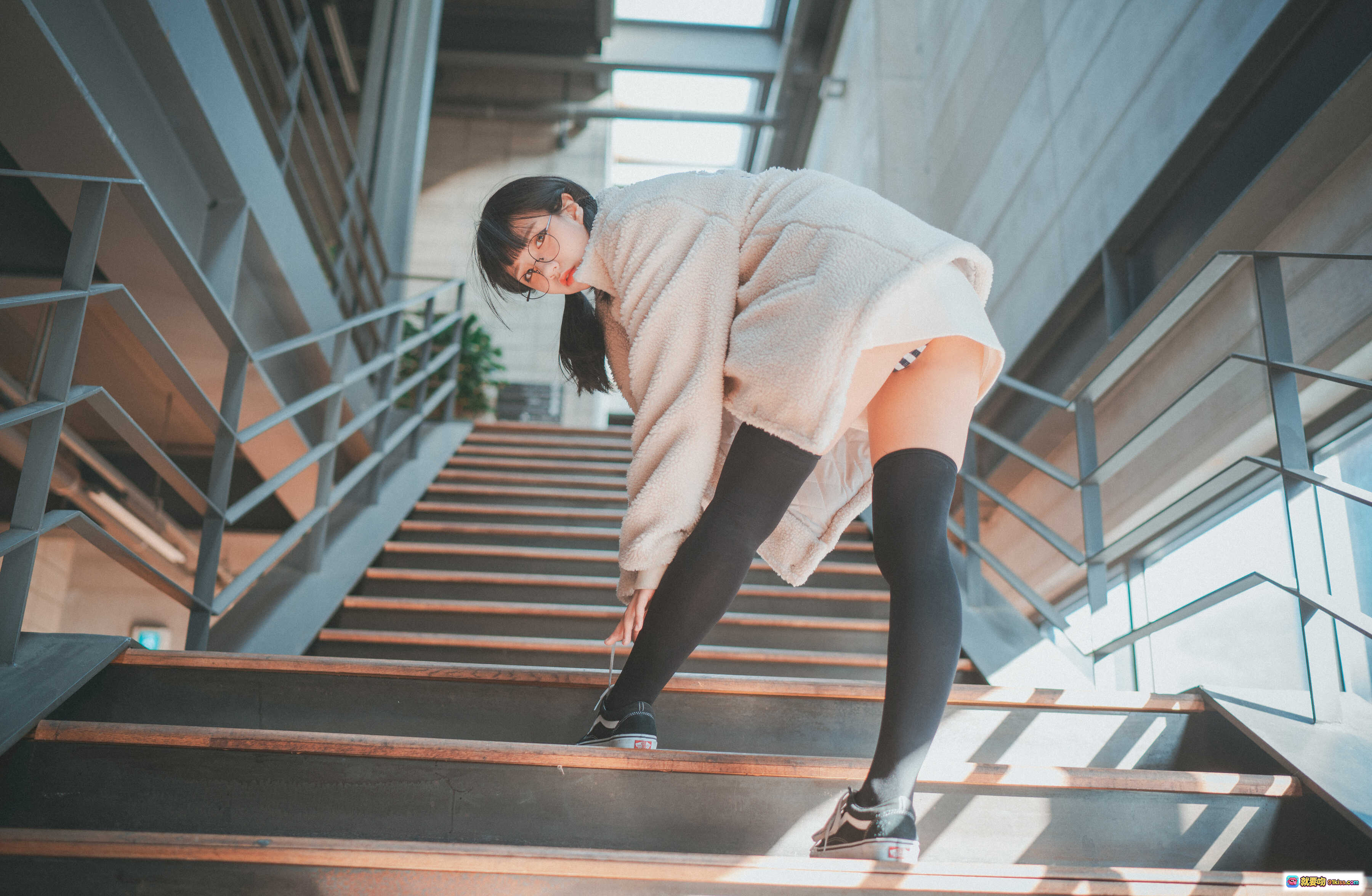 图片[8] - 韩国正妹Jenny NO.017 穿毛绒外套黑丝长腿楼梯写真 Brooklyn_Girl风格 29P高清图集 - 就要吻