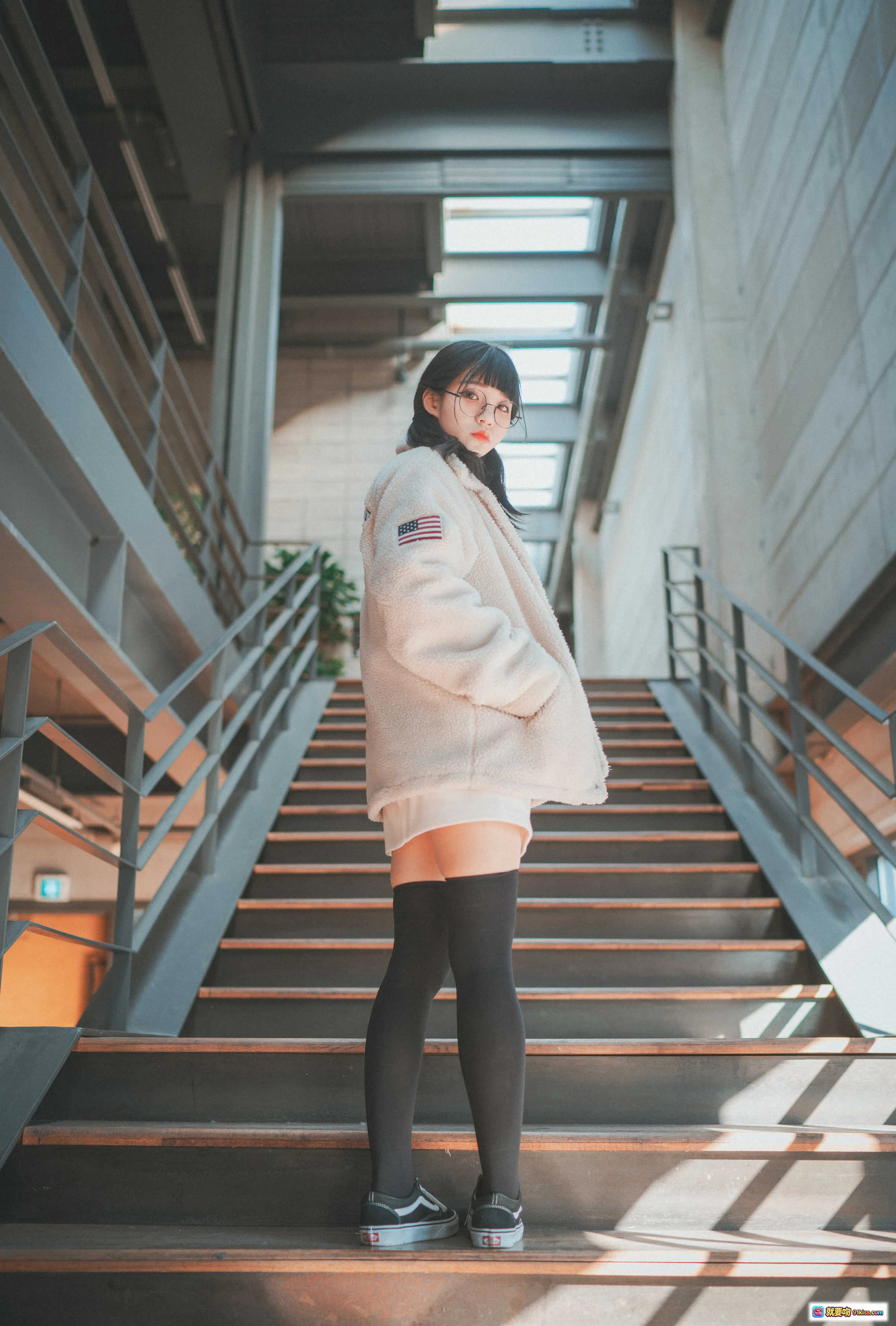 韩国正妹Jenny NO.017 穿毛绒外套黑丝长腿楼梯写真 Brooklyn_Girl风格 29P高清图集 - 就要吻