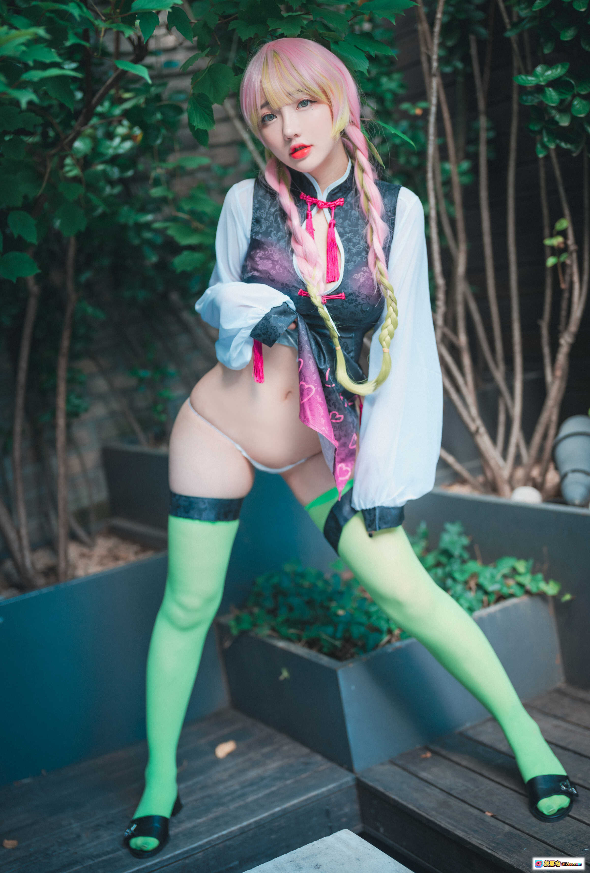 图片[8] - 孫樂樂NO.038 DJAWA 鬼滅之刃甘露寺蜜璃COS 黑色短袖 粉金雙馬尾 性感背影 寫真141P - 就要吻