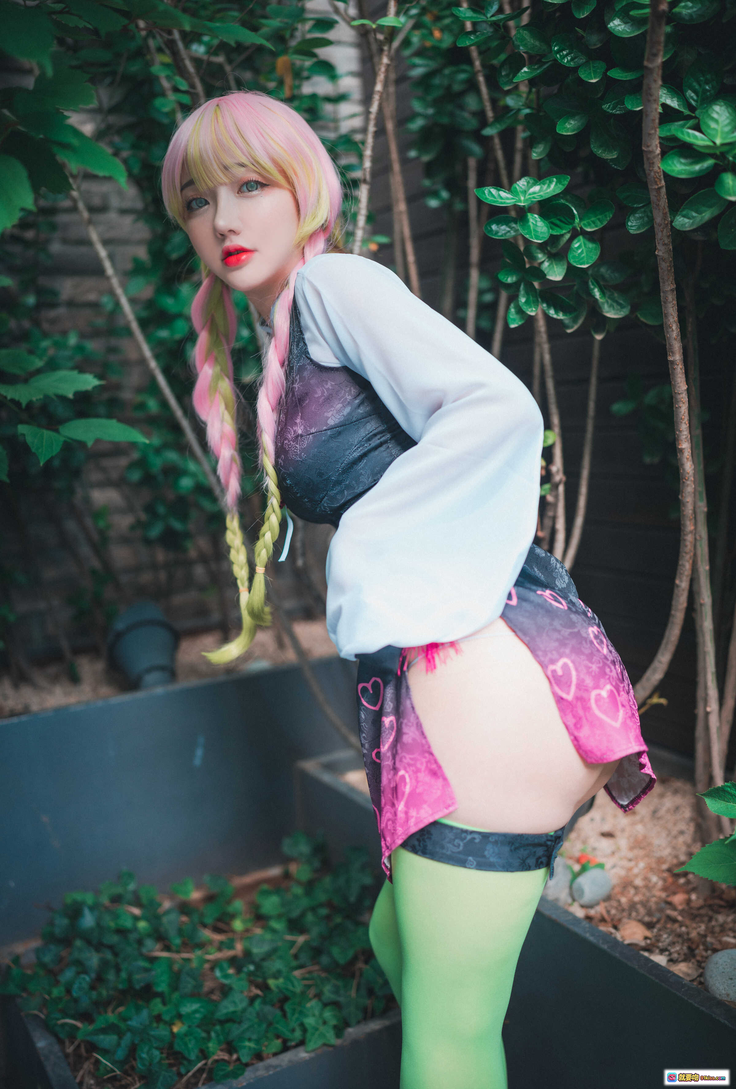 图片[5] - 孫樂樂NO.038 DJAWA 鬼滅之刃甘露寺蜜璃COS 黑色短袖 粉金雙馬尾 性感背影 寫真141P - 就要吻