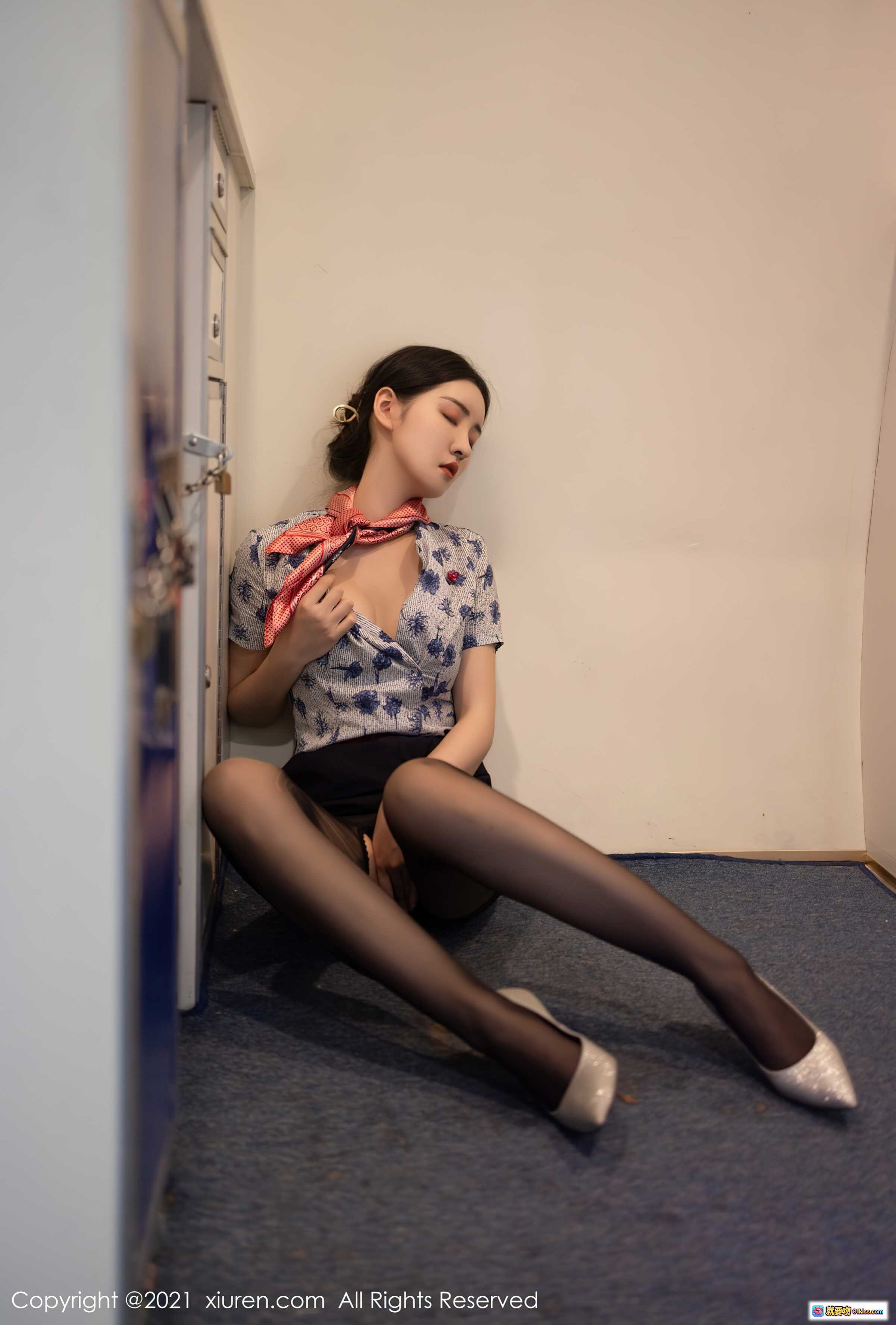 图片[2] - 沈梦瑶空姐制服写真｜黑丝美腿高跟鞋｜飞机舱内优雅坐姿｜XiuRen秀人网No.3838 - 就要吻