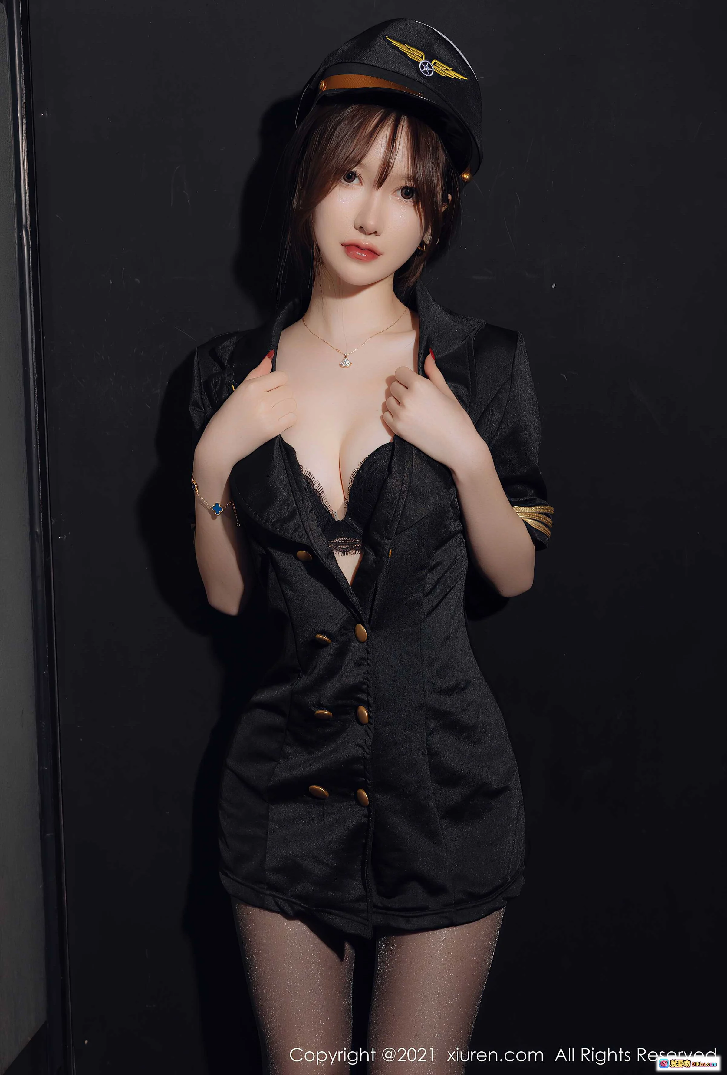 美桃酱黑丝美腿写真｜XiuRen秀人网2021.12.17 NO.4355｜机长制服诱惑｜性感蕾丝内衣｜高清私房摄影 - 就要吻