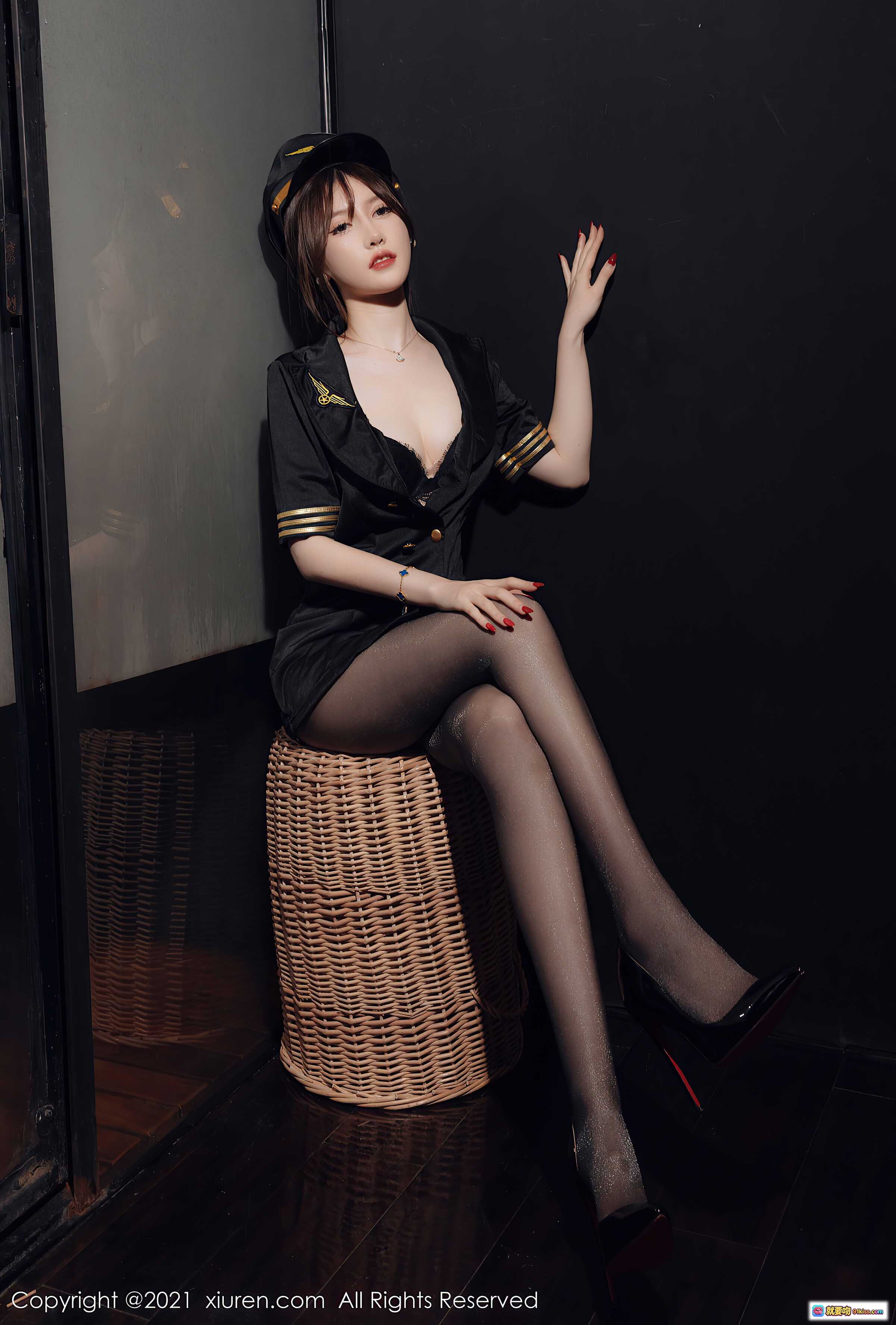 图片[6] - 美桃酱黑丝美腿写真｜XiuRen秀人网2021.12.17 NO.4355｜机长制服诱惑｜性感蕾丝内衣｜高清私房摄影 - 就要吻