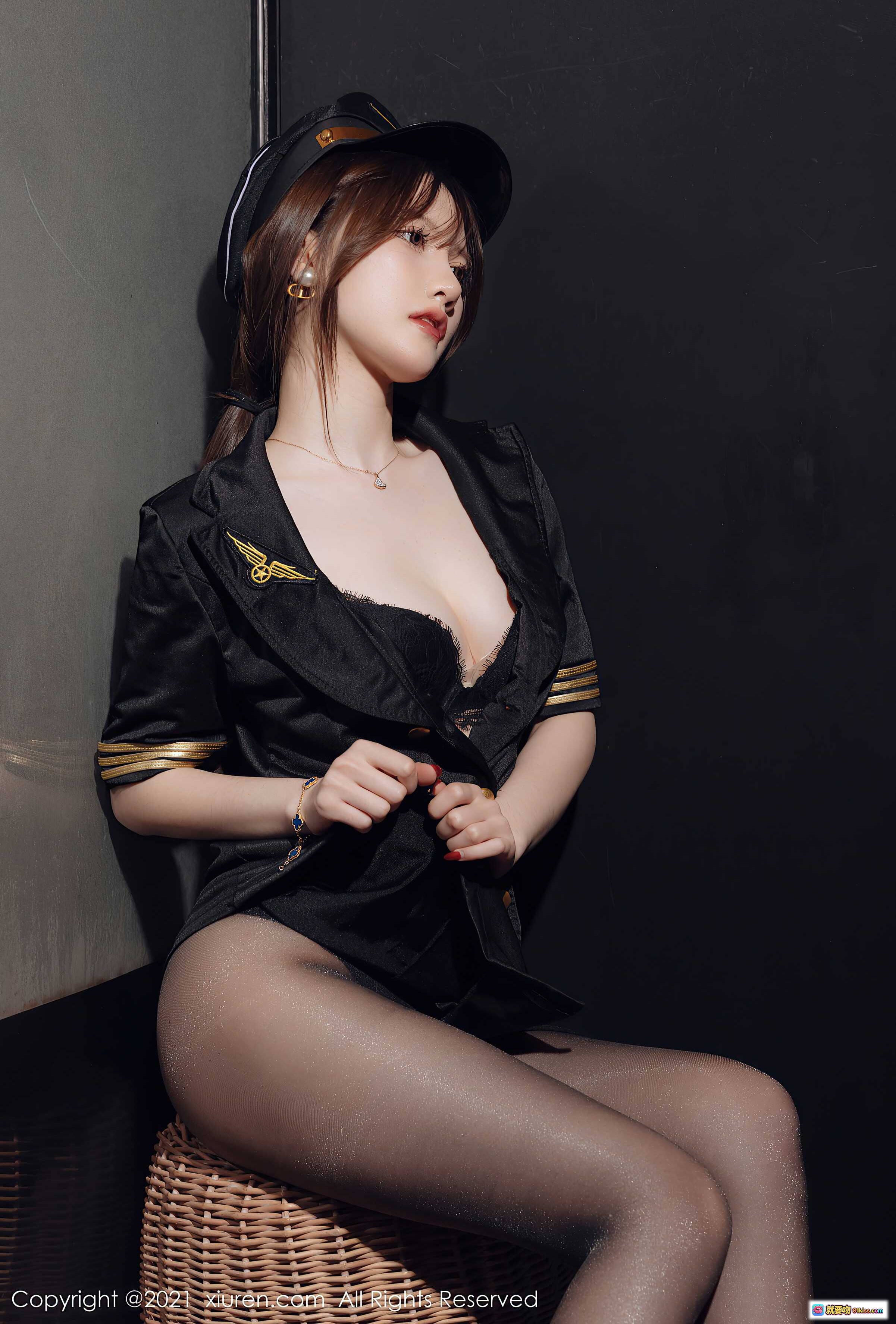 图片[10] - 美桃酱黑丝美腿写真｜XiuRen秀人网2021.12.17 NO.4355｜机长制服诱惑｜性感蕾丝内衣｜高清私房摄影 - 就要吻