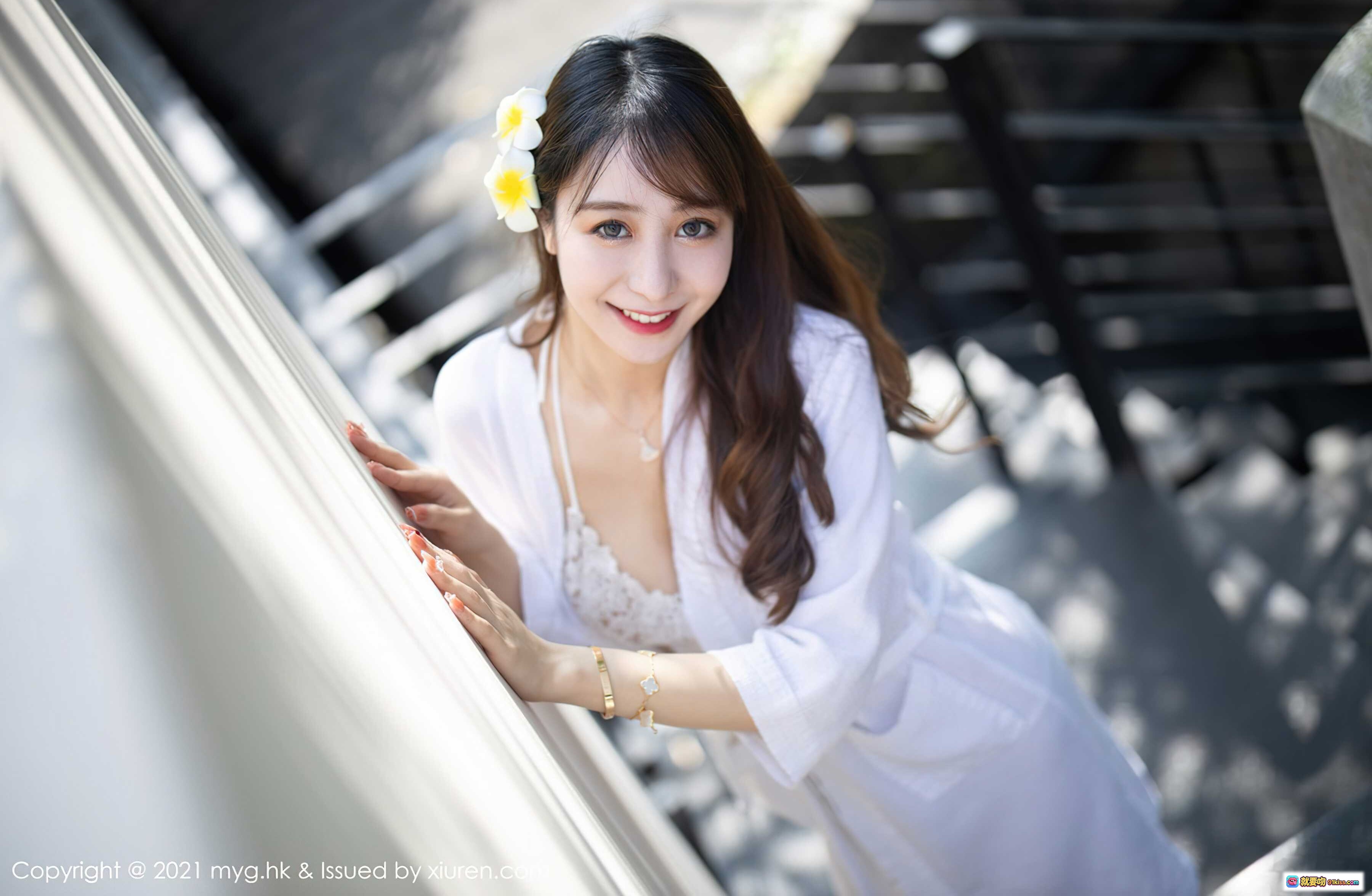 图片[4] - MyGirl美媛馆2021.11.03 Vol.613 水水 白色浴袍 窗边优雅坐姿 自然光写真 木质圆桌 手机书本点缀 清新绿植背景 甜美长发 黄花发饰 时尚配饰 美腿特写 室内静谧氛围 - 就要吻