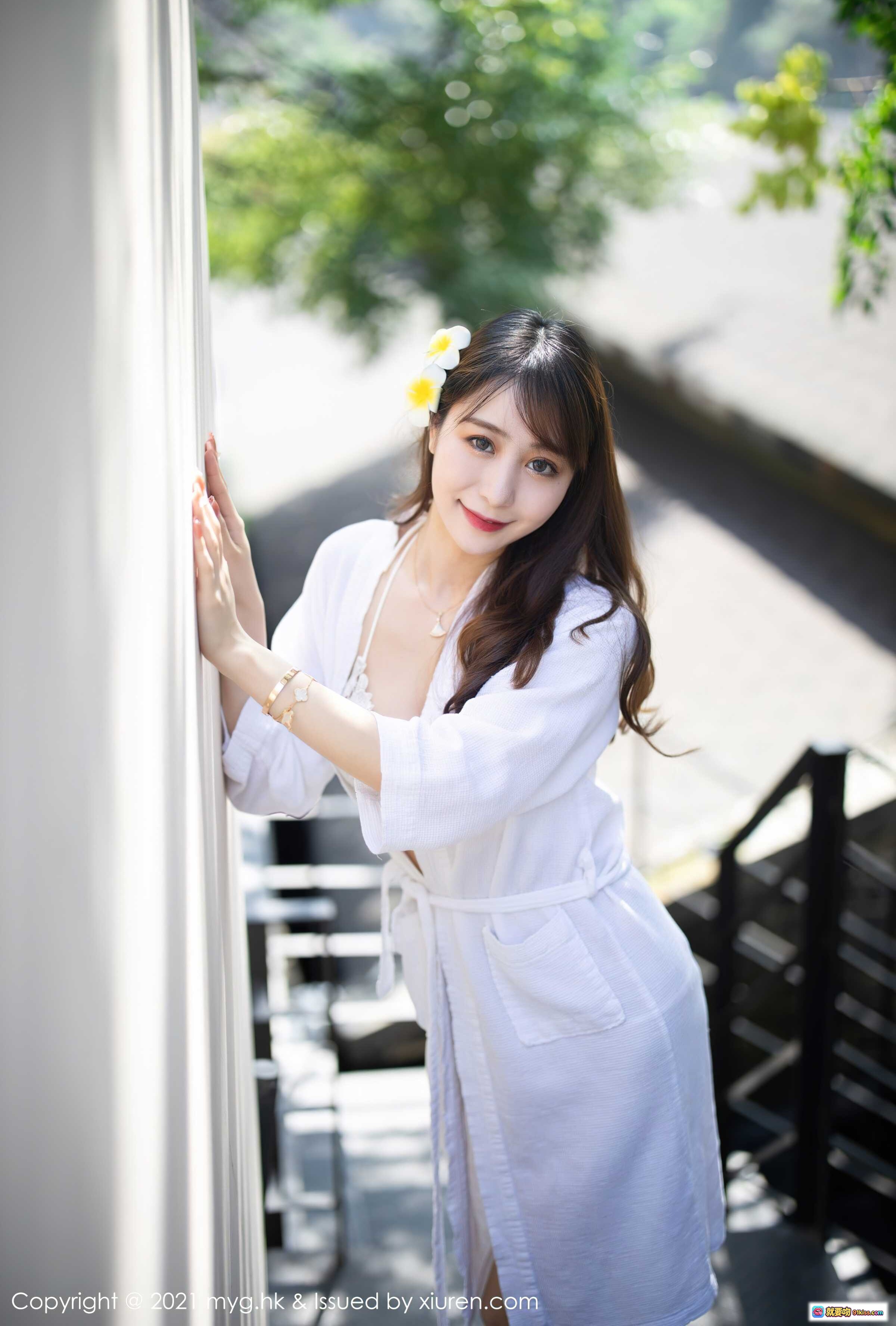 图片[3] - MyGirl美媛馆2021.11.03 Vol.613 水水 白色浴袍 窗边优雅坐姿 自然光写真 木质圆桌 手机书本点缀 清新绿植背景 甜美长发 黄花发饰 时尚配饰 美腿特写 室内静谧氛围 - 就要吻