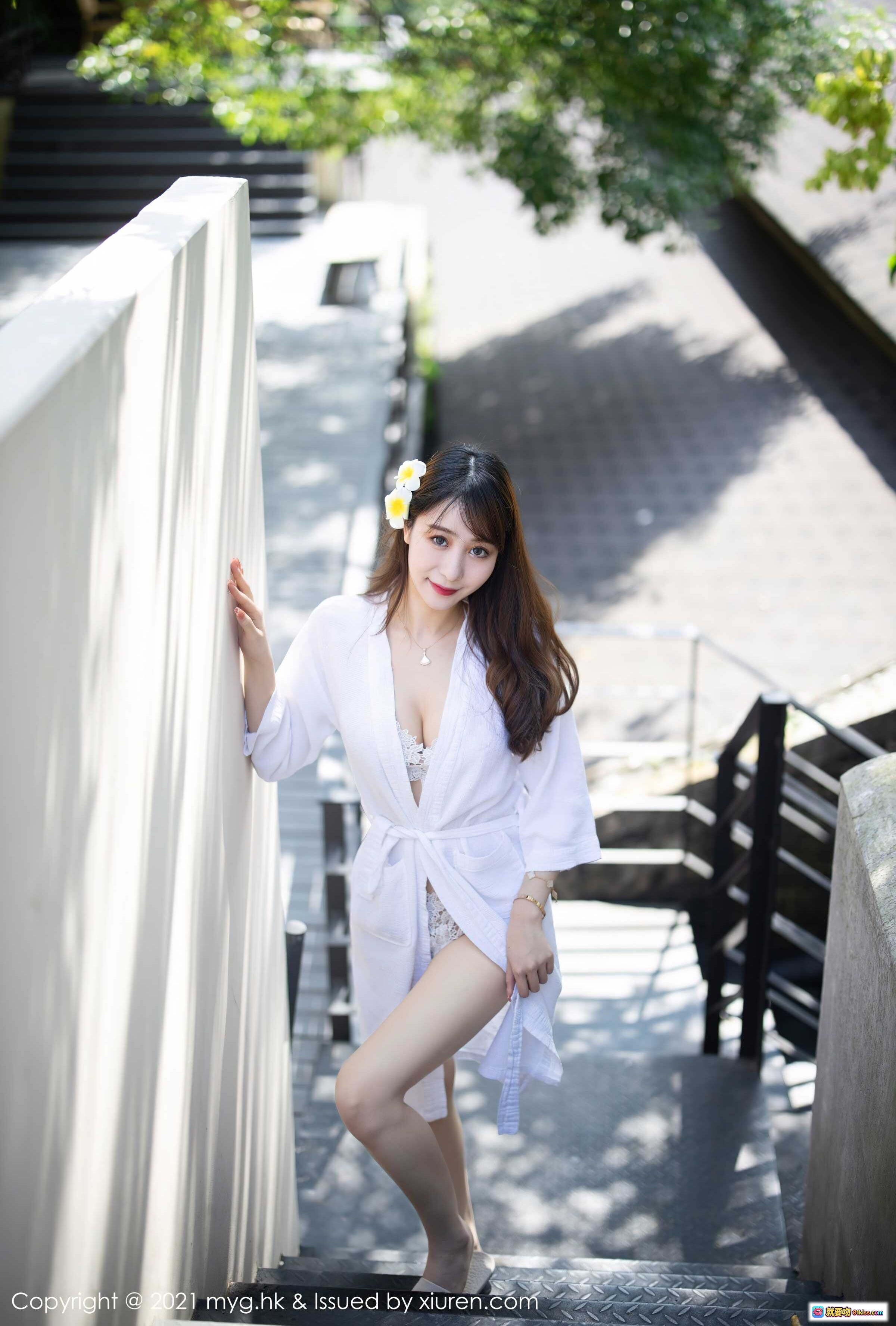 图片[2] - MyGirl美媛馆2021.11.03 Vol.613 水水 白色浴袍 窗边优雅坐姿 自然光写真 木质圆桌 手机书本点缀 清新绿植背景 甜美长发 黄花发饰 时尚配饰 美腿特写 室内静谧氛围 - 就要吻