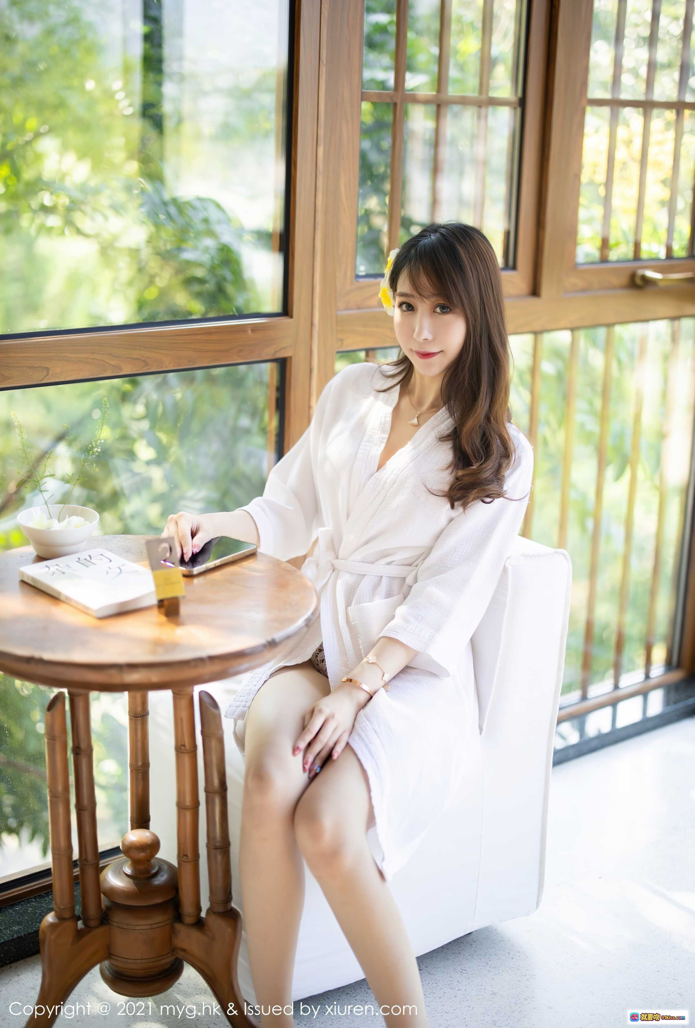 MyGirl美媛馆2021.11.03 Vol.613 水水 白色浴袍 窗边优雅坐姿 自然光写真 木质圆桌 手机书本点缀 清新绿植背景 甜美长发 黄花发饰 时尚配饰 美腿特写 室内静谧氛围 - 就要吻