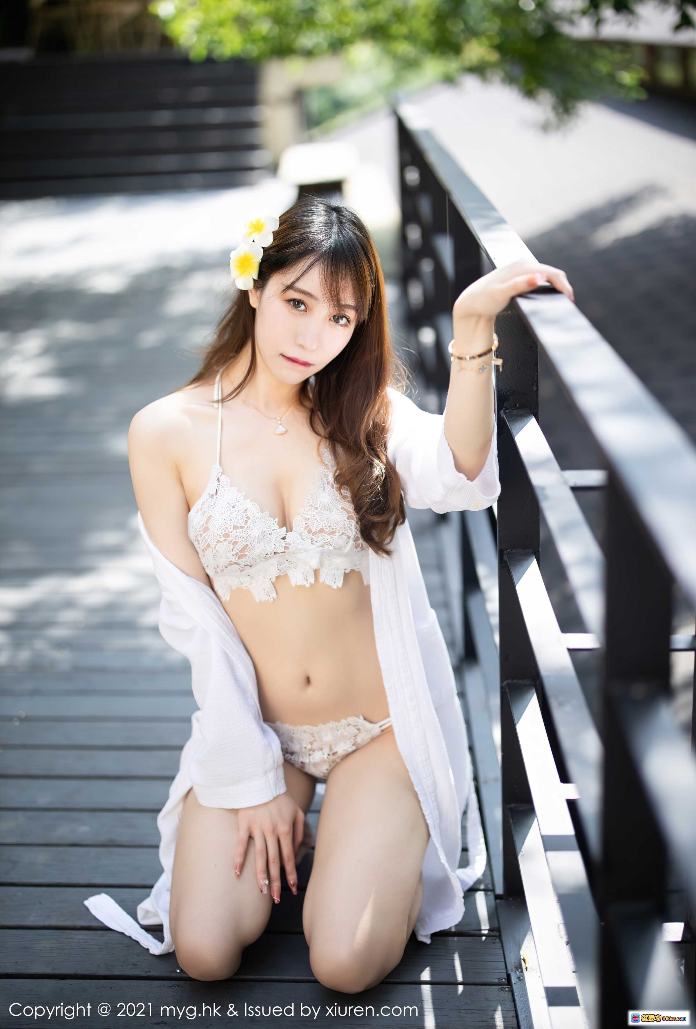 图片[9] - MyGirl美媛馆2021.11.03 Vol.613 水水 白色浴袍 窗边优雅坐姿 自然光写真 木质圆桌 手机书本点缀 清新绿植背景 甜美长发 黄花发饰 时尚配饰 美腿特写 室内静谧氛围 - 就要吻