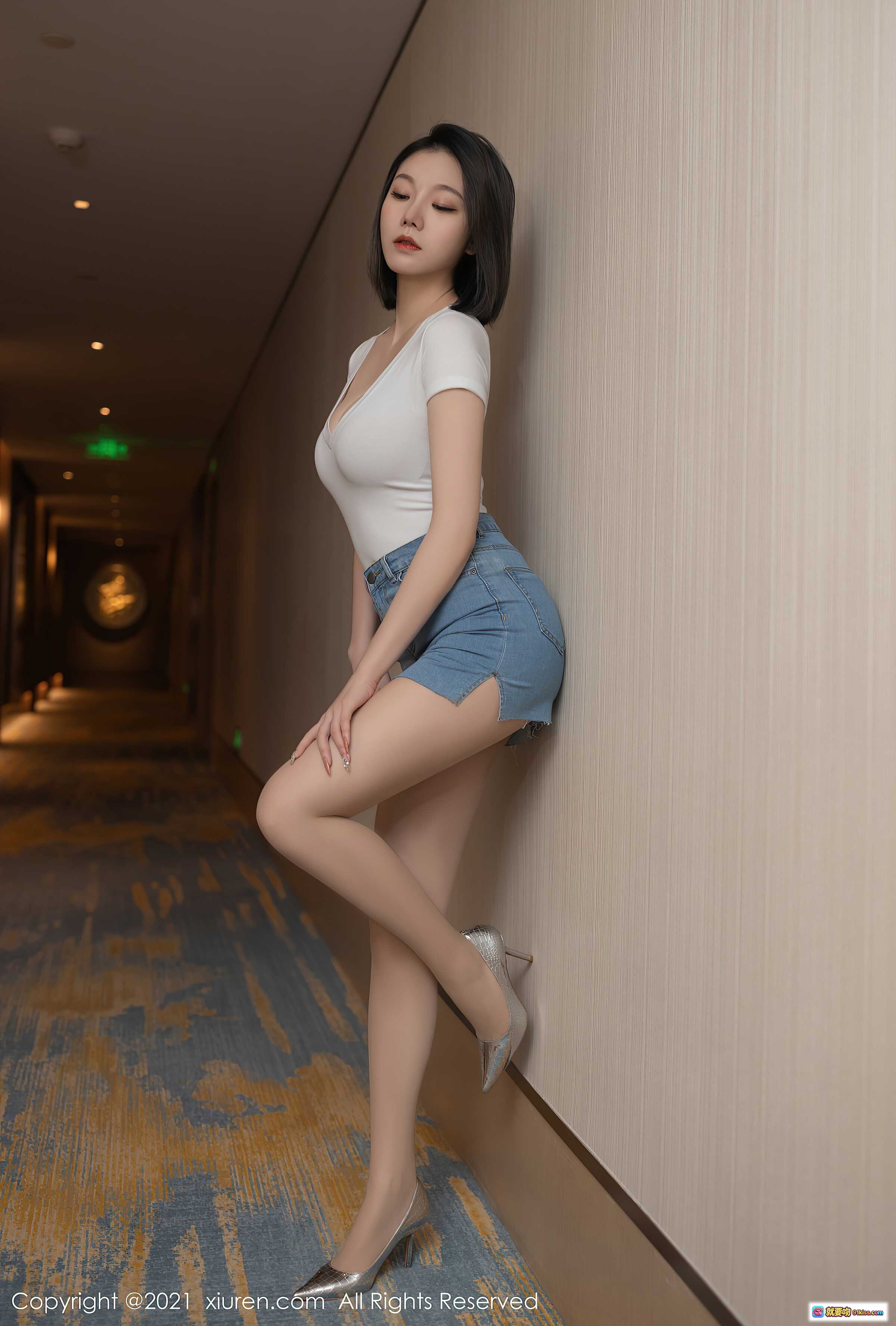 图片[3] - 安然Maleah重庆旅拍写真｜白色V领短袖+牛仔短裙性感优雅造型｜XiuRen秀人网2021.12.14 NO.4336 - 就要吻