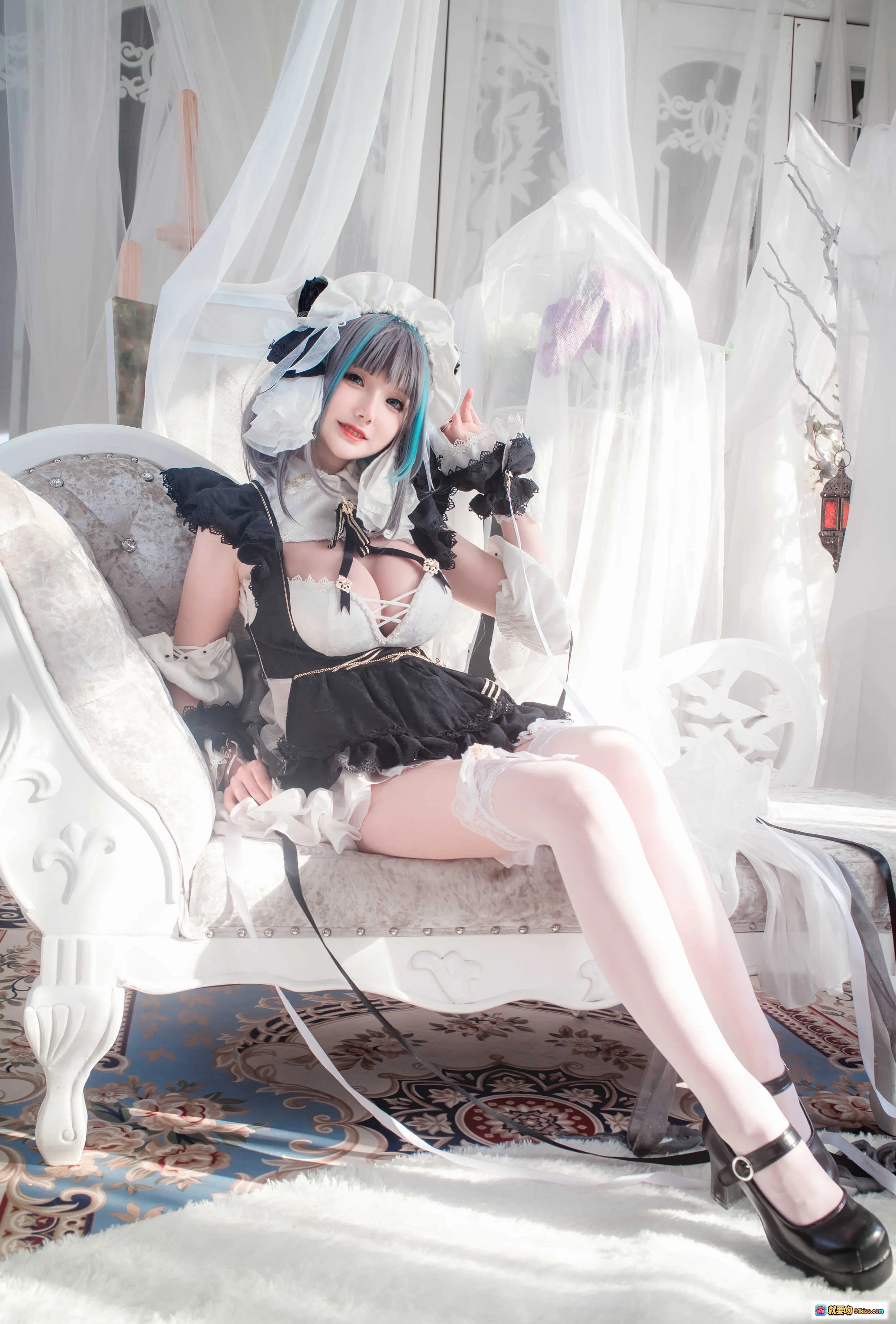 仙九Airi NO.017 柴郡女仆Cosplay写真 | 黑白洛丽塔女仆装 | 蓝灰双马尾 | 白丝蕾丝袜 | 华丽宫廷风沙发场景 | 20P高清图集 - 就要吻