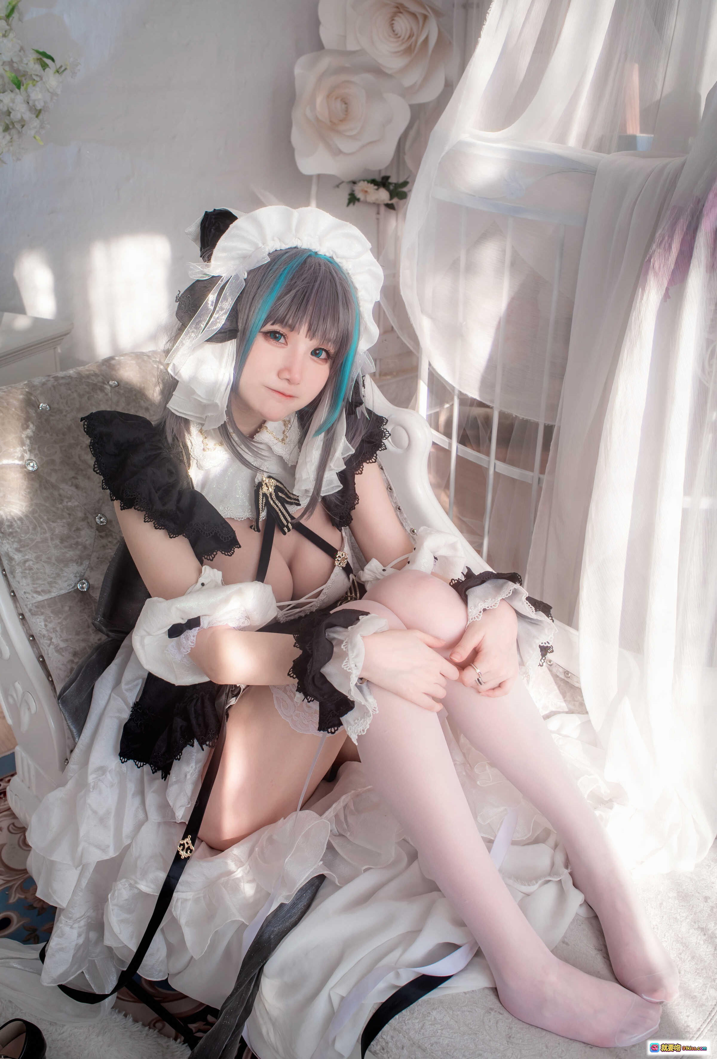 图片[9] - 仙九Airi NO.017 柴郡女仆Cosplay写真 | 黑白洛丽塔女仆装 | 蓝灰双马尾 | 白丝蕾丝袜 | 华丽宫廷风沙发场景 | 20P高清图集 - 就要吻