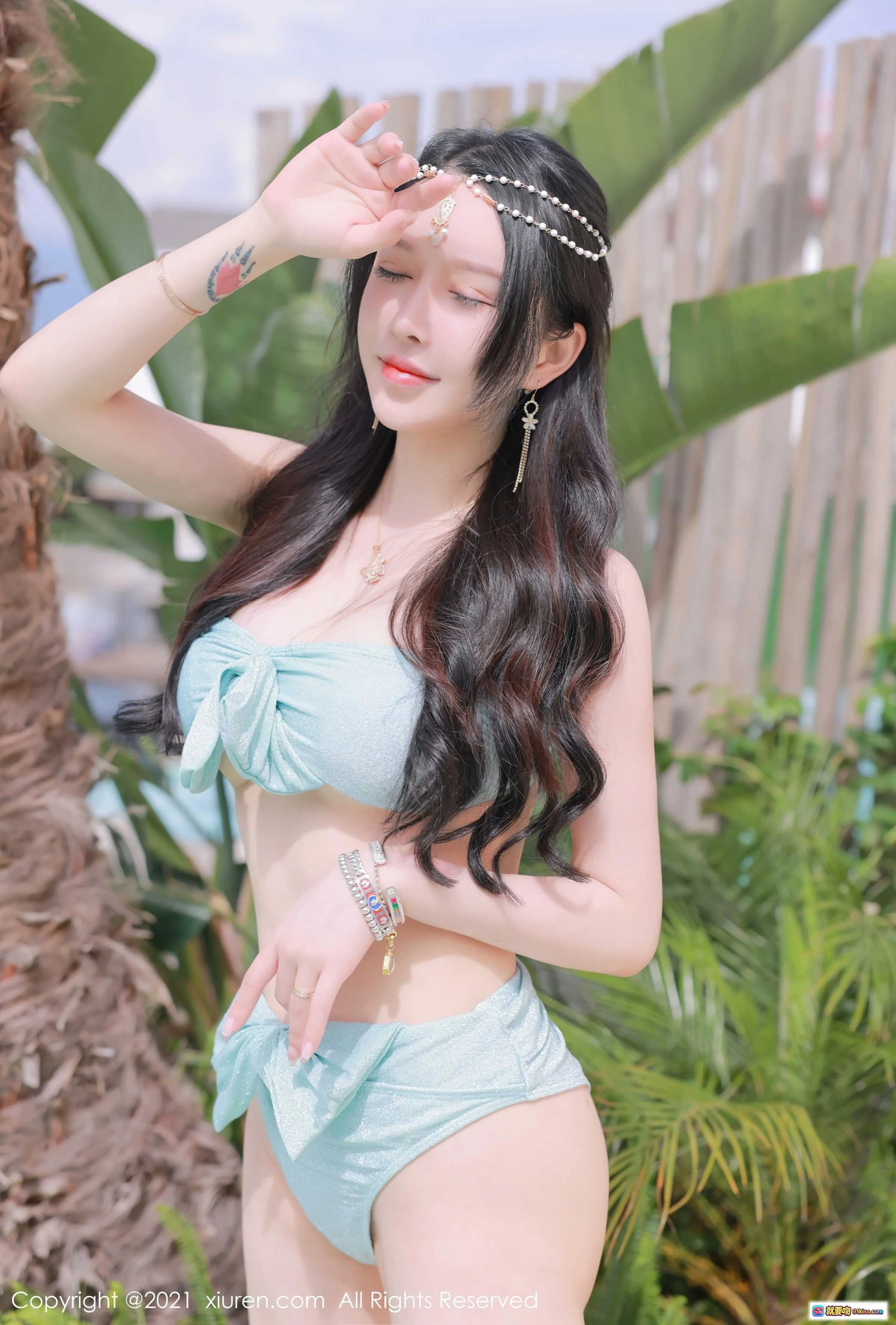 玉兔写真｜浅蓝比基尼泳装美女｜热带植物背景｜精致头饰手链｜秀人网2021.11.22 No.4248 - 就要吻