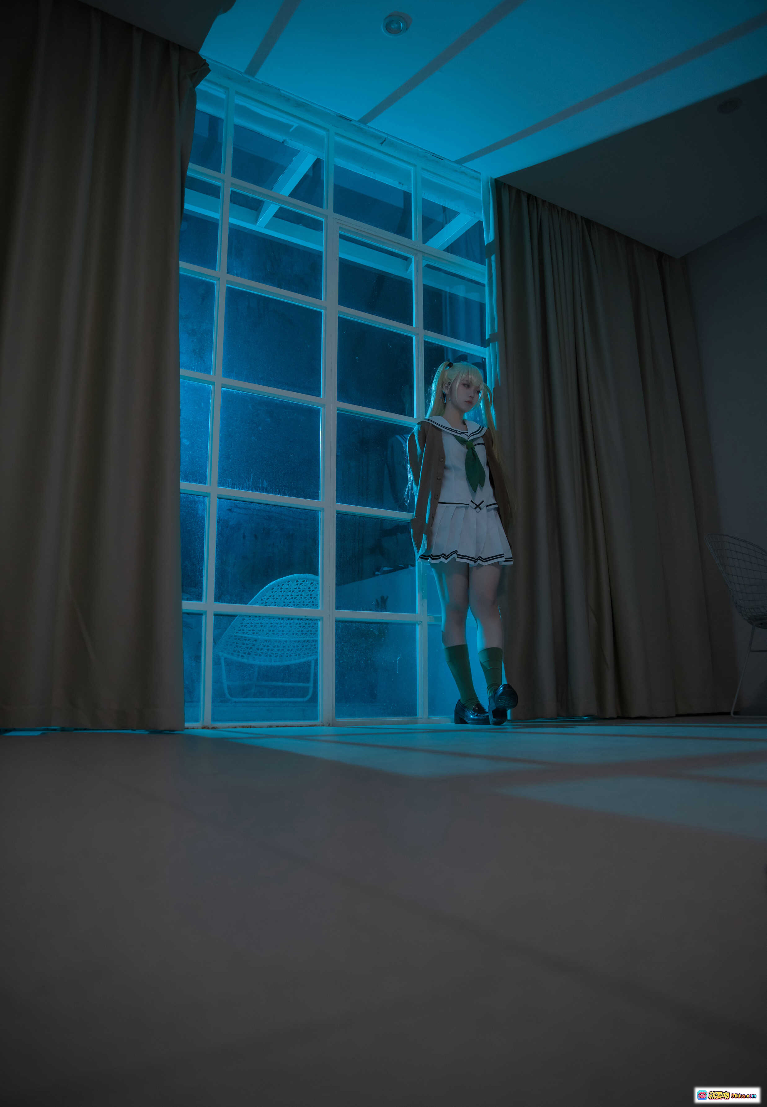 图片[3] - G44不会受伤 NO.052 万华镜姐弟花 Cosplay 白色校服 绿色长袜 金发少女 床上姿势 31P高清图集 - 就要吻