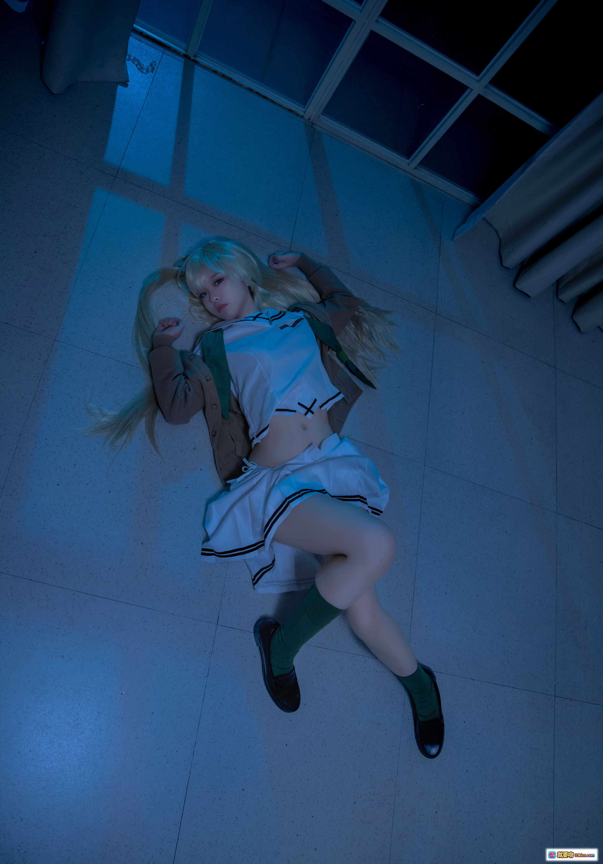 图片[2] - G44不会受伤 NO.052 万华镜姐弟花 Cosplay 白色校服 绿色长袜 金发少女 床上姿势 31P高清图集 - 就要吻
