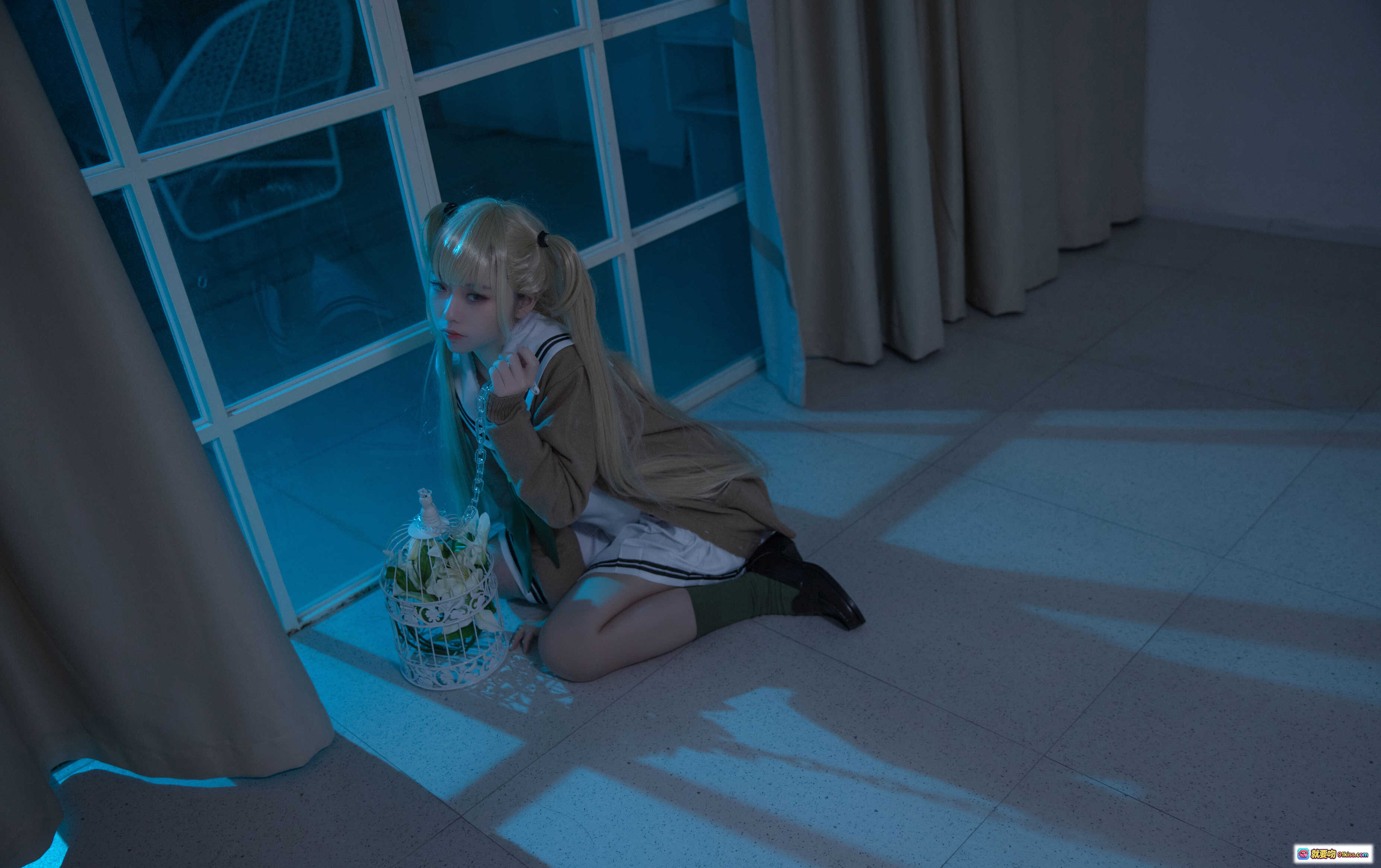 图片[5] - G44不会受伤 NO.052 万华镜姐弟花 Cosplay 白色校服 绿色长袜 金发少女 床上姿势 31P高清图集 - 就要吻