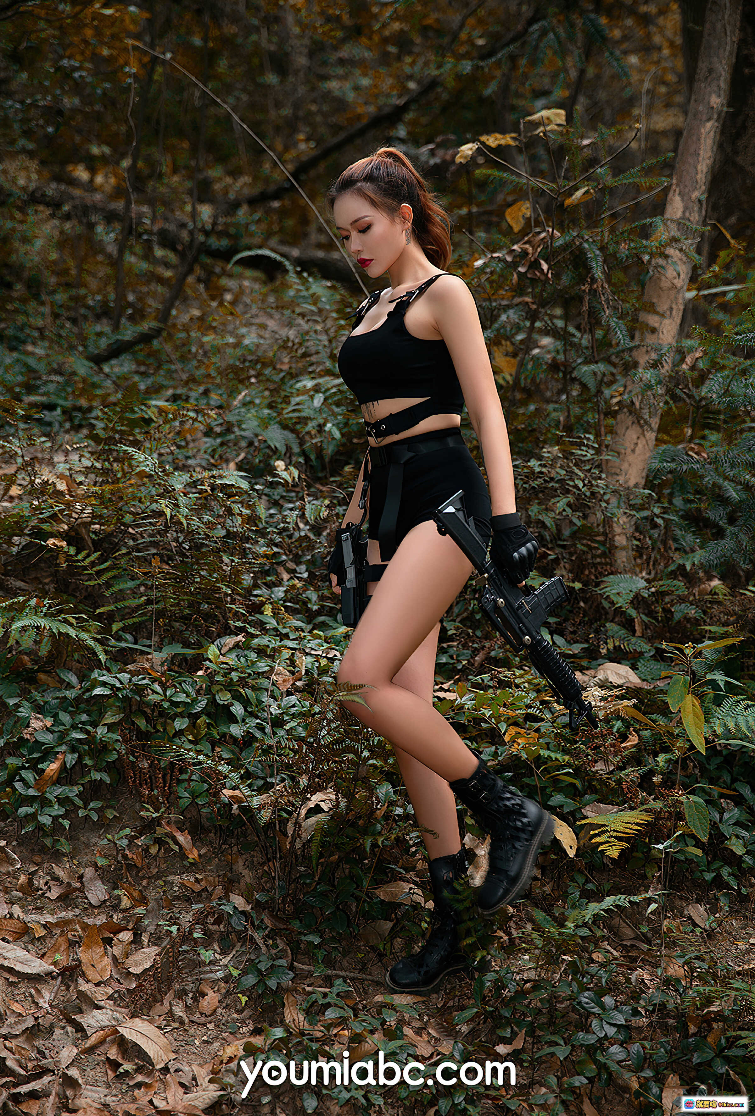 图片[8] - YouMi尤蜜2020.12.18丽影危机梦娜森林战术写真 黑色紧身短装+枪械装备+高筒靴 秋日林间酷飒女战士造型 - 就要吻