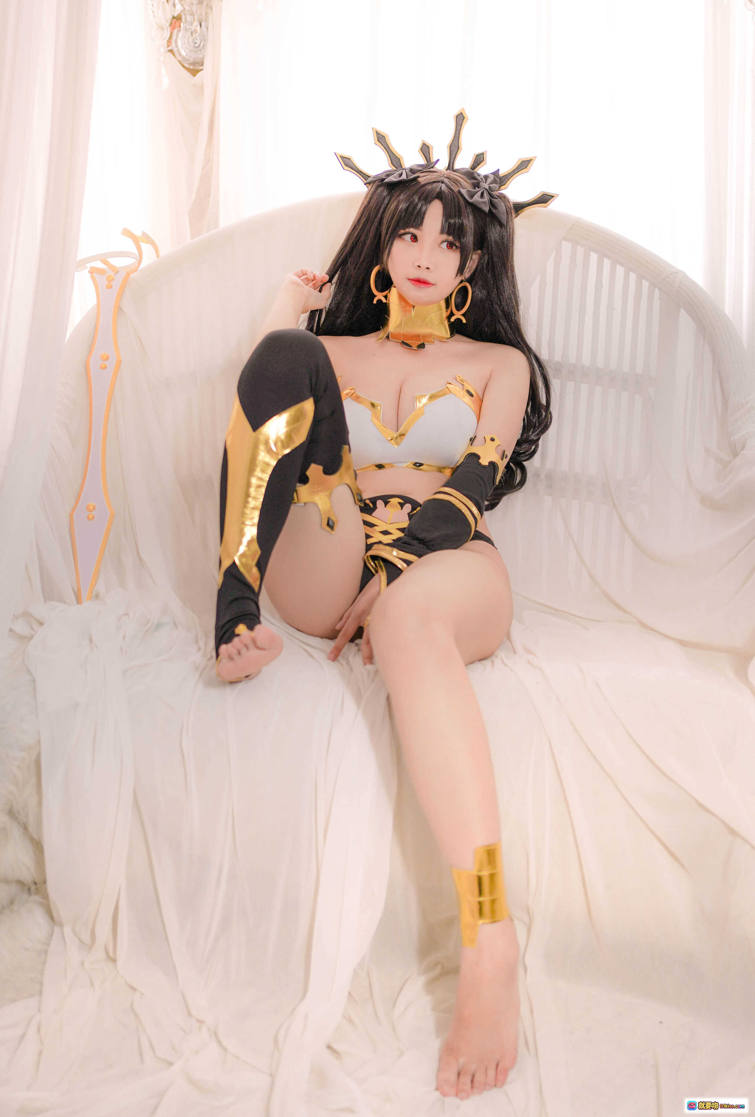图片[2] - KaYa萱 NO.034 伊什塔尔 Cosplay写真｜黑金华丽头饰+白色抹胸+黑色高叉裤+皇冠腿环｜精致日系二次元角色扮演美图 - 就要吻