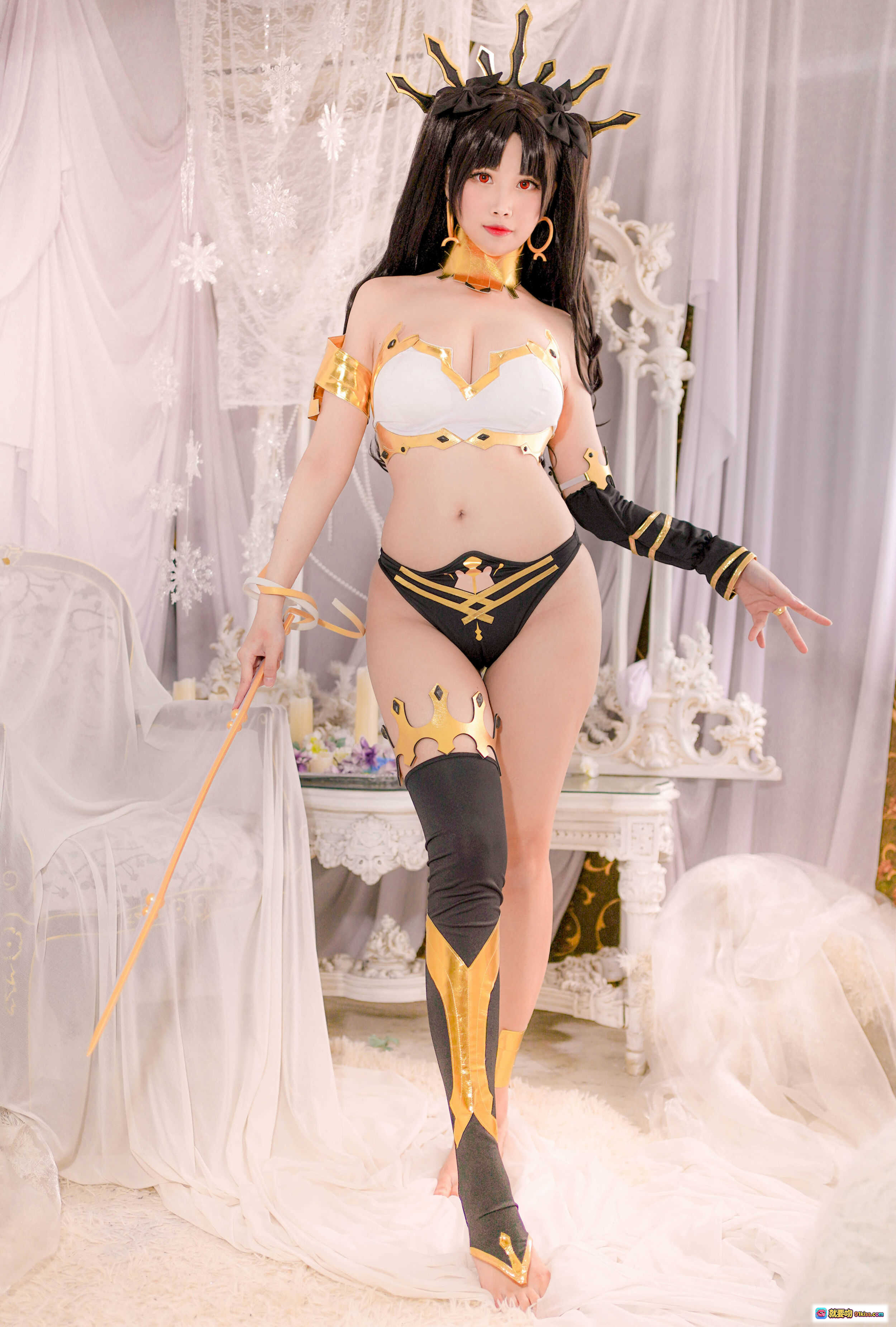 图片[7] - KaYa萱 NO.034 伊什塔尔 Cosplay写真｜黑金华丽头饰+白色抹胸+黑色高叉裤+皇冠腿环｜精致日系二次元角色扮演美图 - 就要吻
