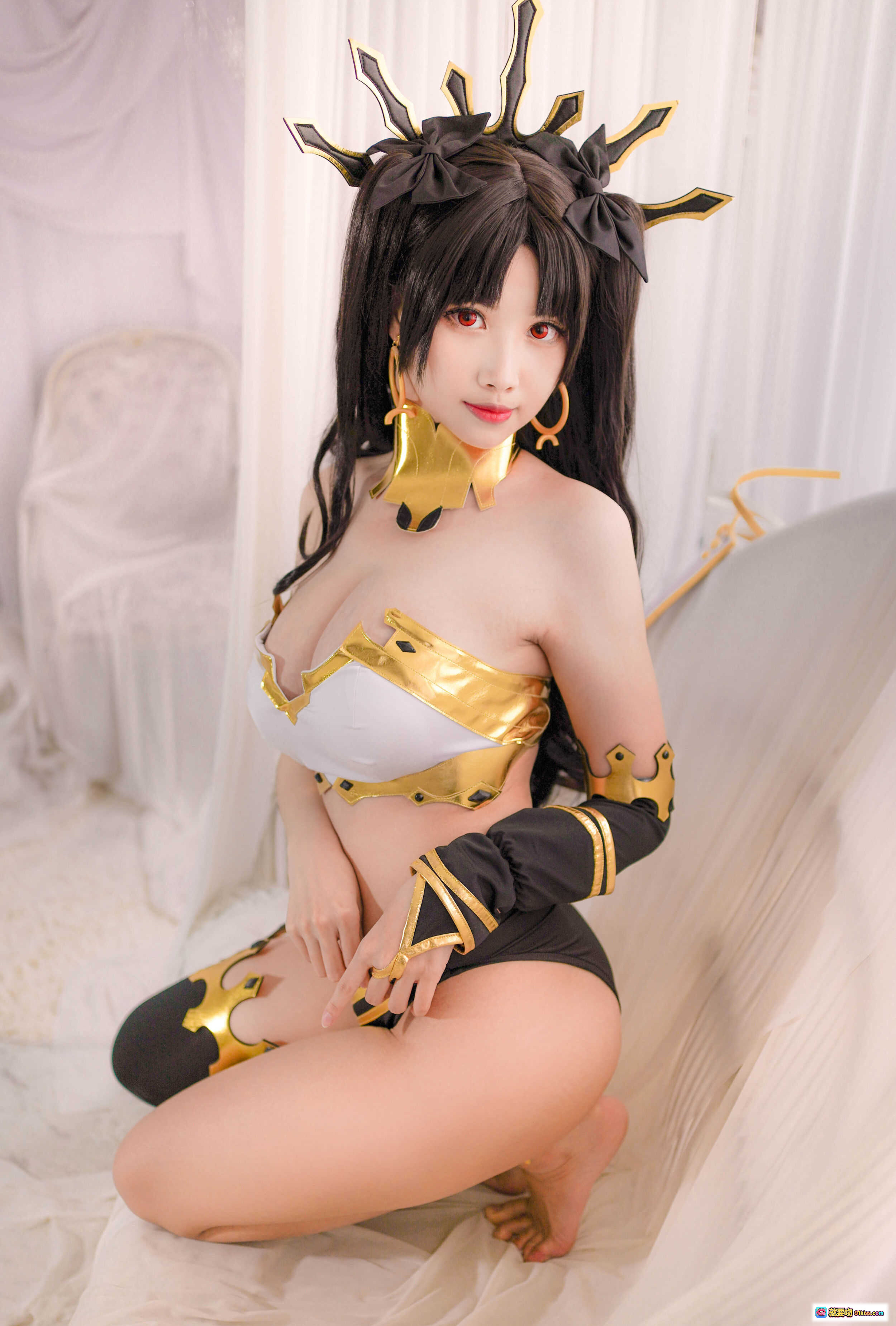 图片[4] - KaYa萱 NO.034 伊什塔尔 Cosplay写真｜黑金华丽头饰+白色抹胸+黑色高叉裤+皇冠腿环｜精致日系二次元角色扮演美图 - 就要吻