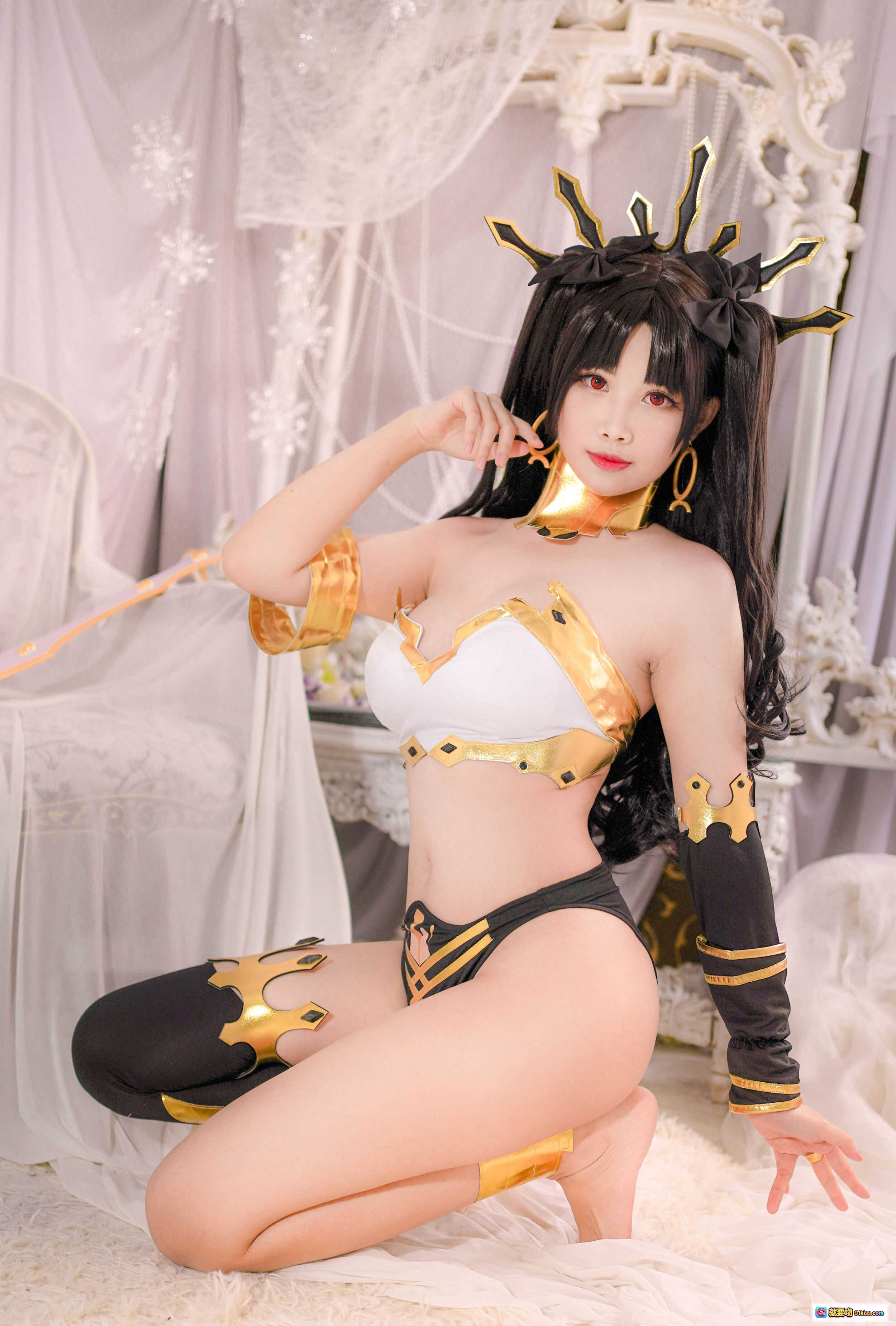 图片[8] - KaYa萱 NO.034 伊什塔尔 Cosplay写真｜黑金华丽头饰+白色抹胸+黑色高叉裤+皇冠腿环｜精致日系二次元角色扮演美图 - 就要吻
