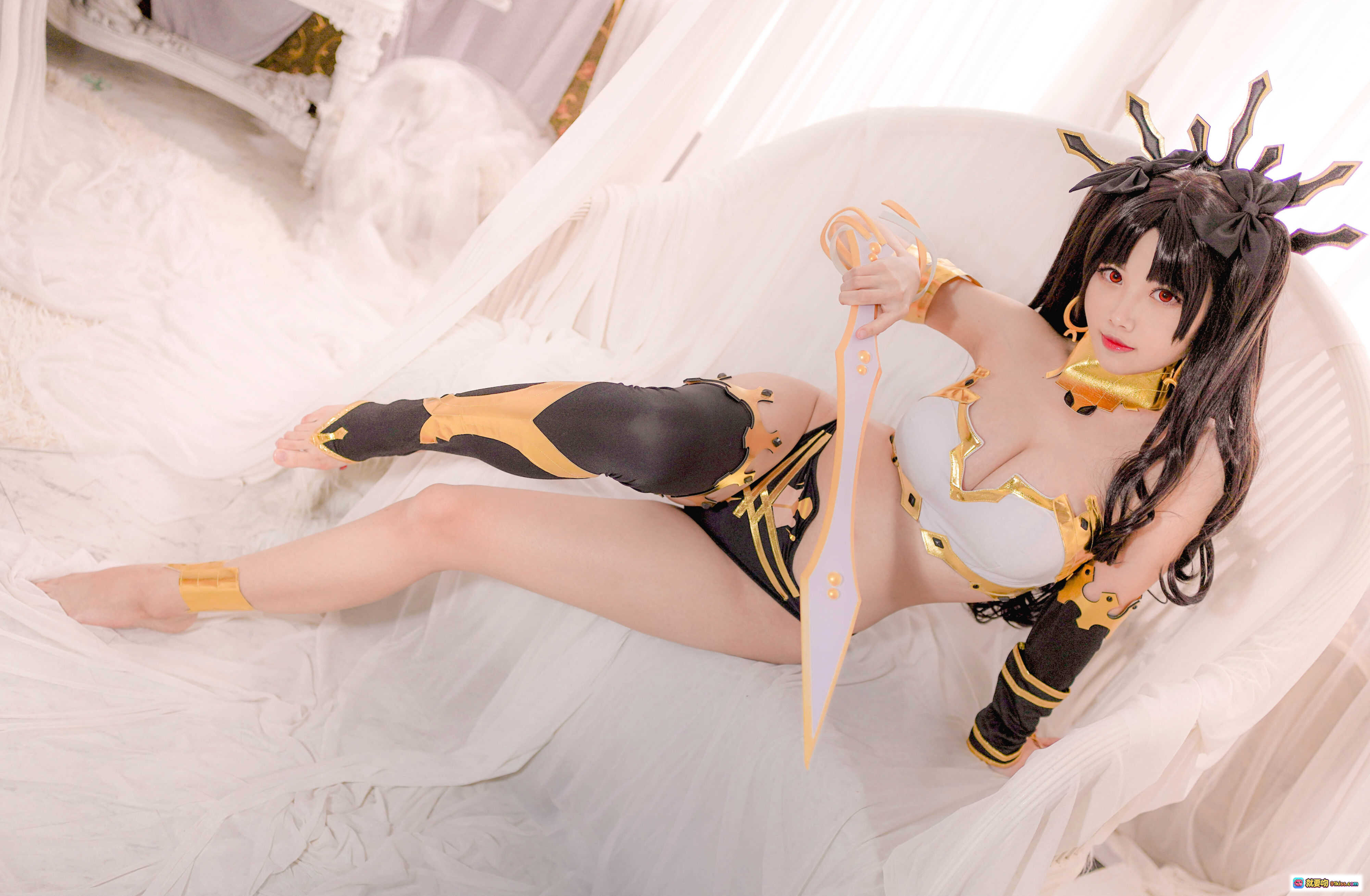 图片[3] - KaYa萱 NO.034 伊什塔尔 Cosplay写真｜黑金华丽头饰+白色抹胸+黑色高叉裤+皇冠腿环｜精致日系二次元角色扮演美图 - 就要吻