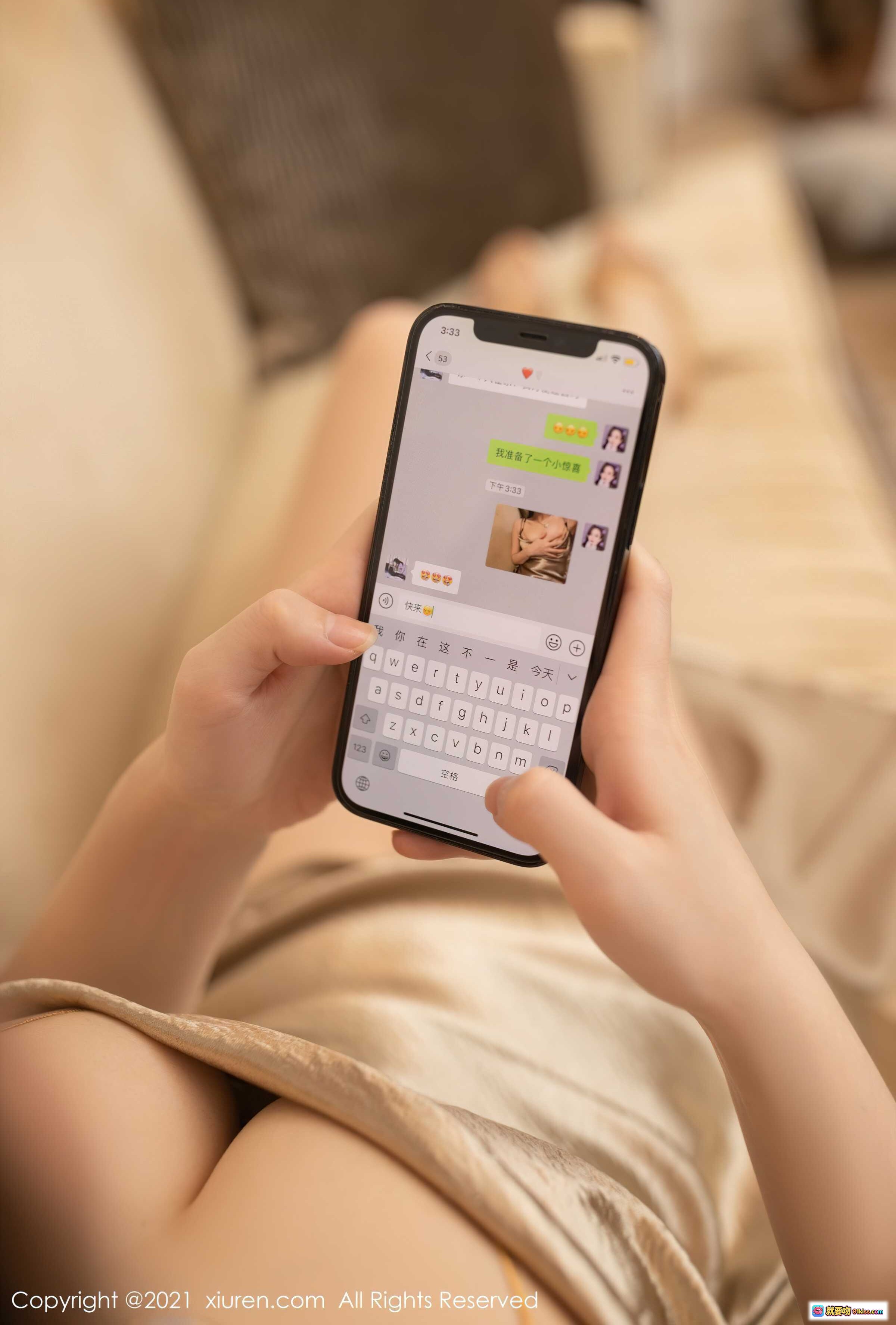 图片[9] - 鱼子酱Fish优雅写真｜金色吊带裙搭配米色西装外套｜楼梯间时尚美拍｜XIUREN秀人网2021.10.15 No.4074 - 就要吻