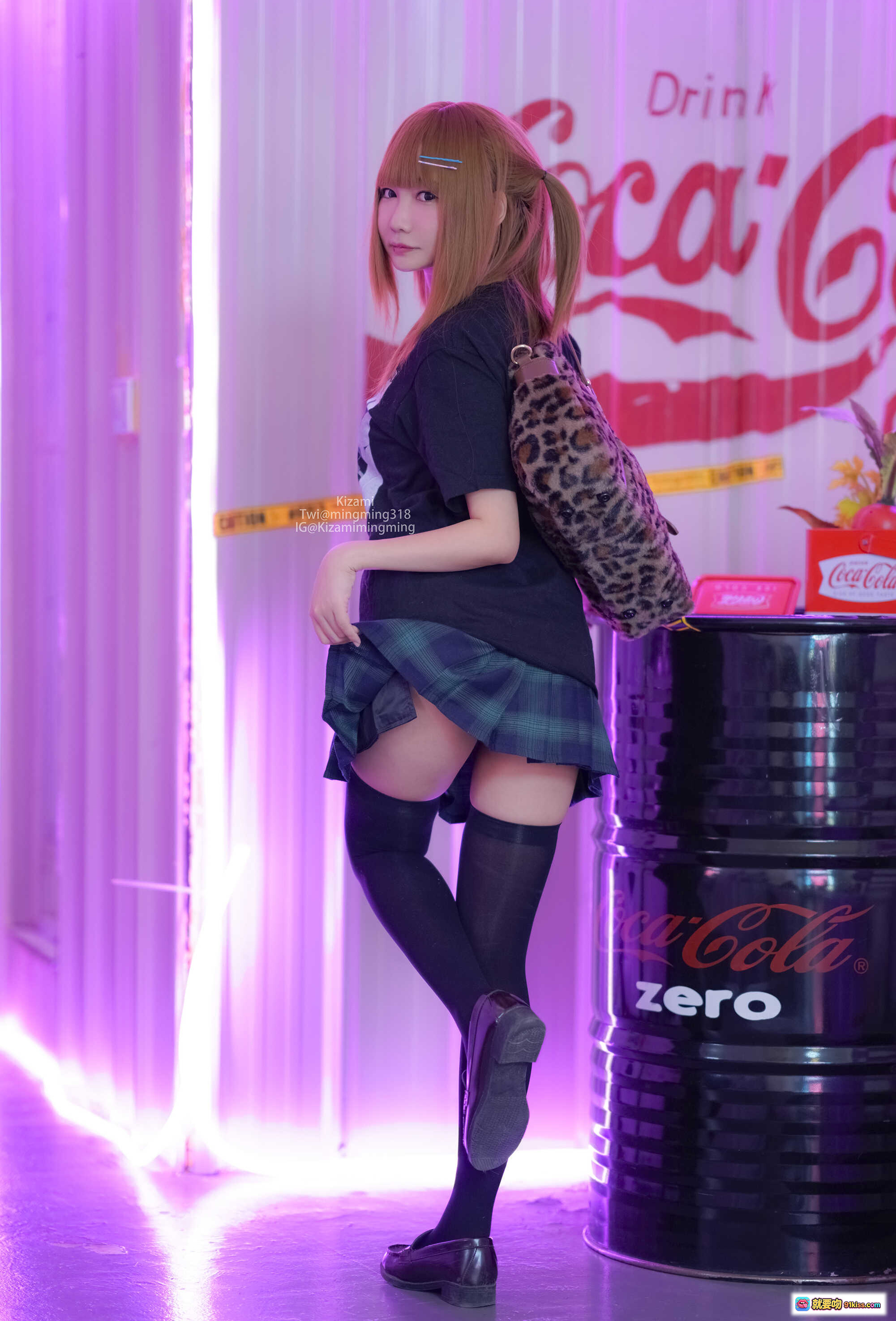 图片[4] - 铭铭Kizami Vol.037 Fantia 11月会员写真 | 双马尾少女+可口可乐主题+豹纹包+黑丝过膝袜+格子短裙+Coca-Cola Zero桶拍 | 142P高清图集 - 就要吻