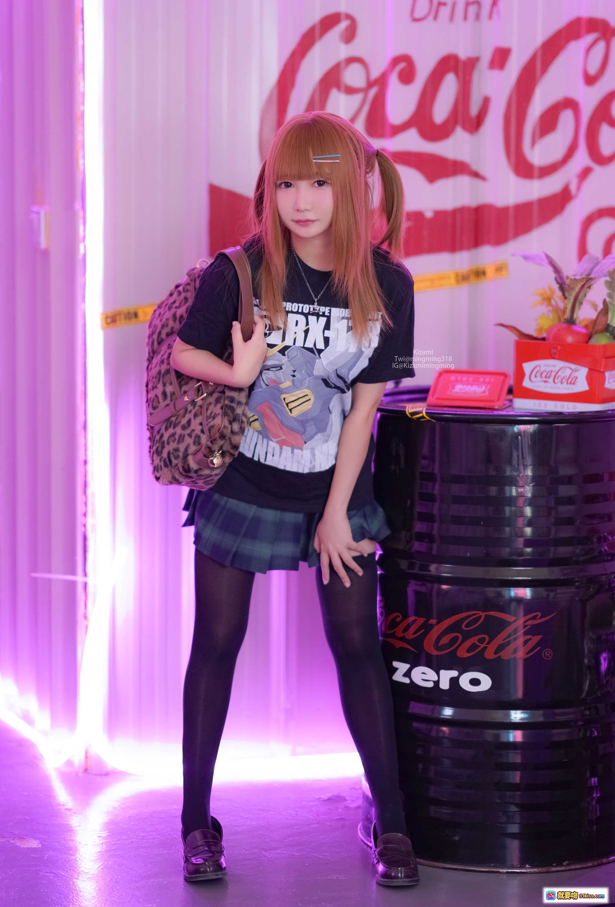 图片[8] - 铭铭Kizami Vol.037 Fantia 11月会员写真 | 双马尾少女+可口可乐主题+豹纹包+黑丝过膝袜+格子短裙+Coca-Cola Zero桶拍 | 142P高清图集 - 就要吻