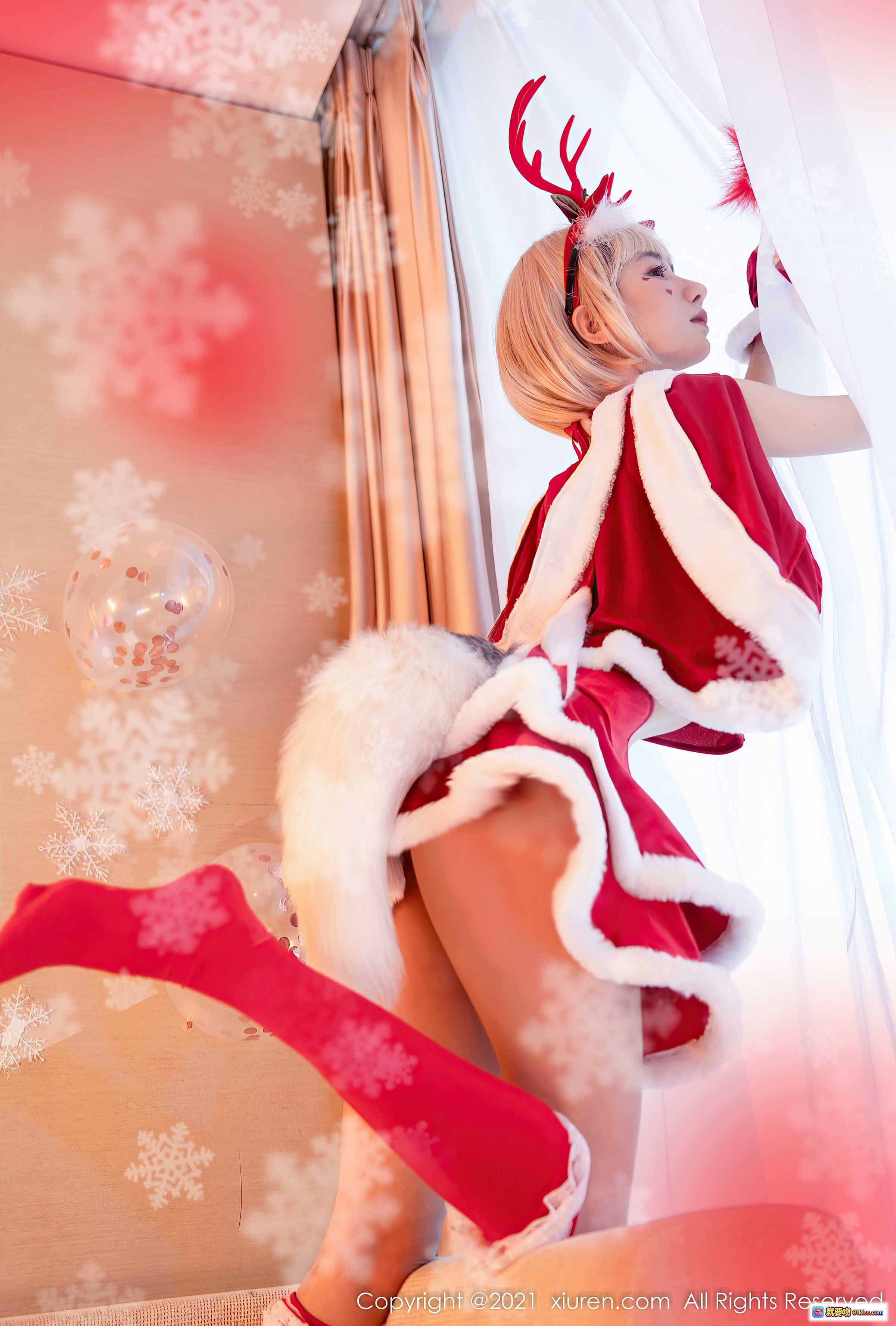 图片[1] - 小果冻儿圣诞写真｜红白毛绒圣诞装+鹿角发饰+雪景氛围感｜XiuRen秀人网No.4300性感美图 - 就要吻