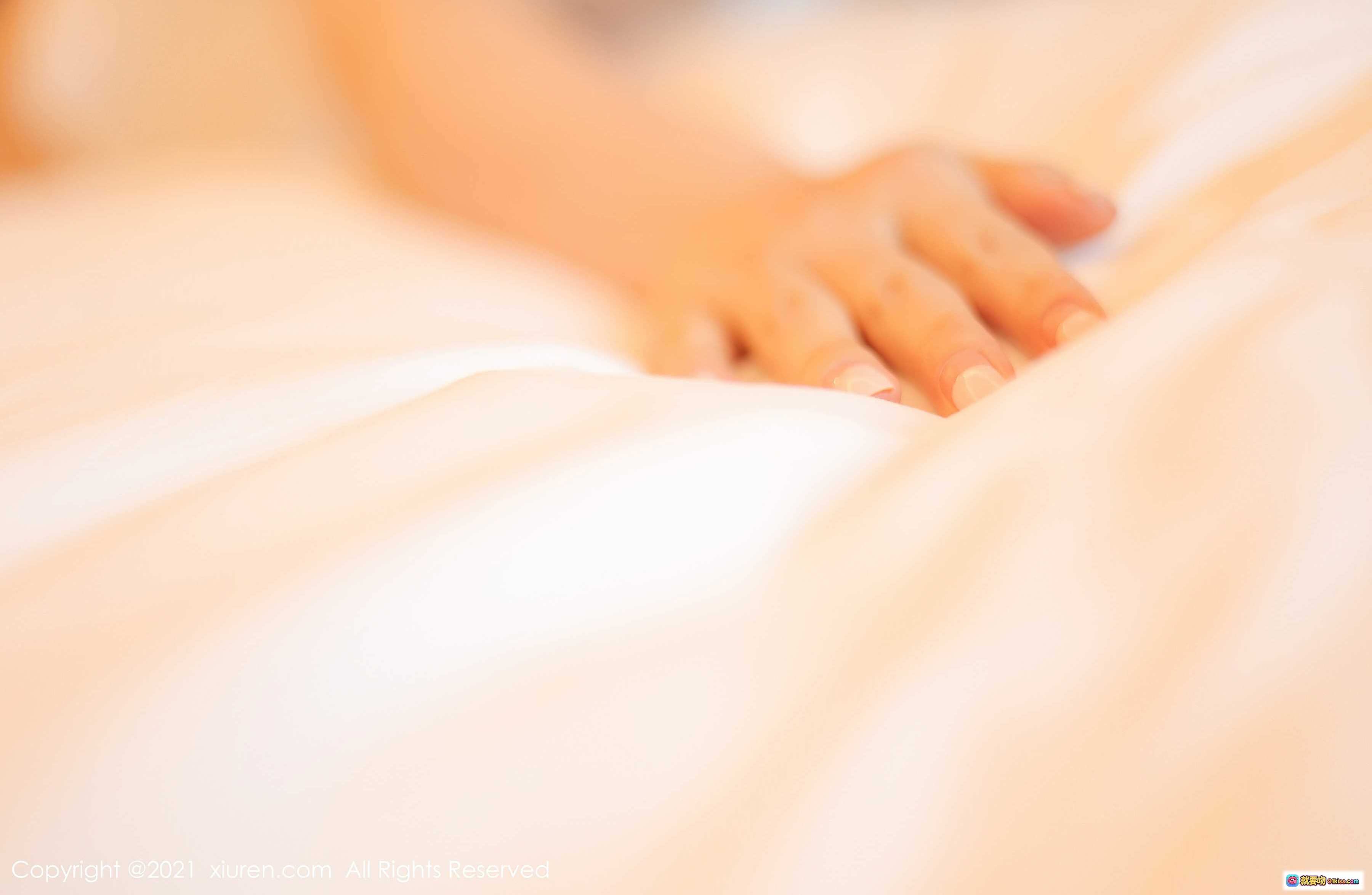 图片[9] - XIUREN秀人网2021.10.25 No.4106 豆瓣酱 白色吊带+黑丝美腿 优雅回眸 酒店私房写真 63图高清大图 - 就要吻