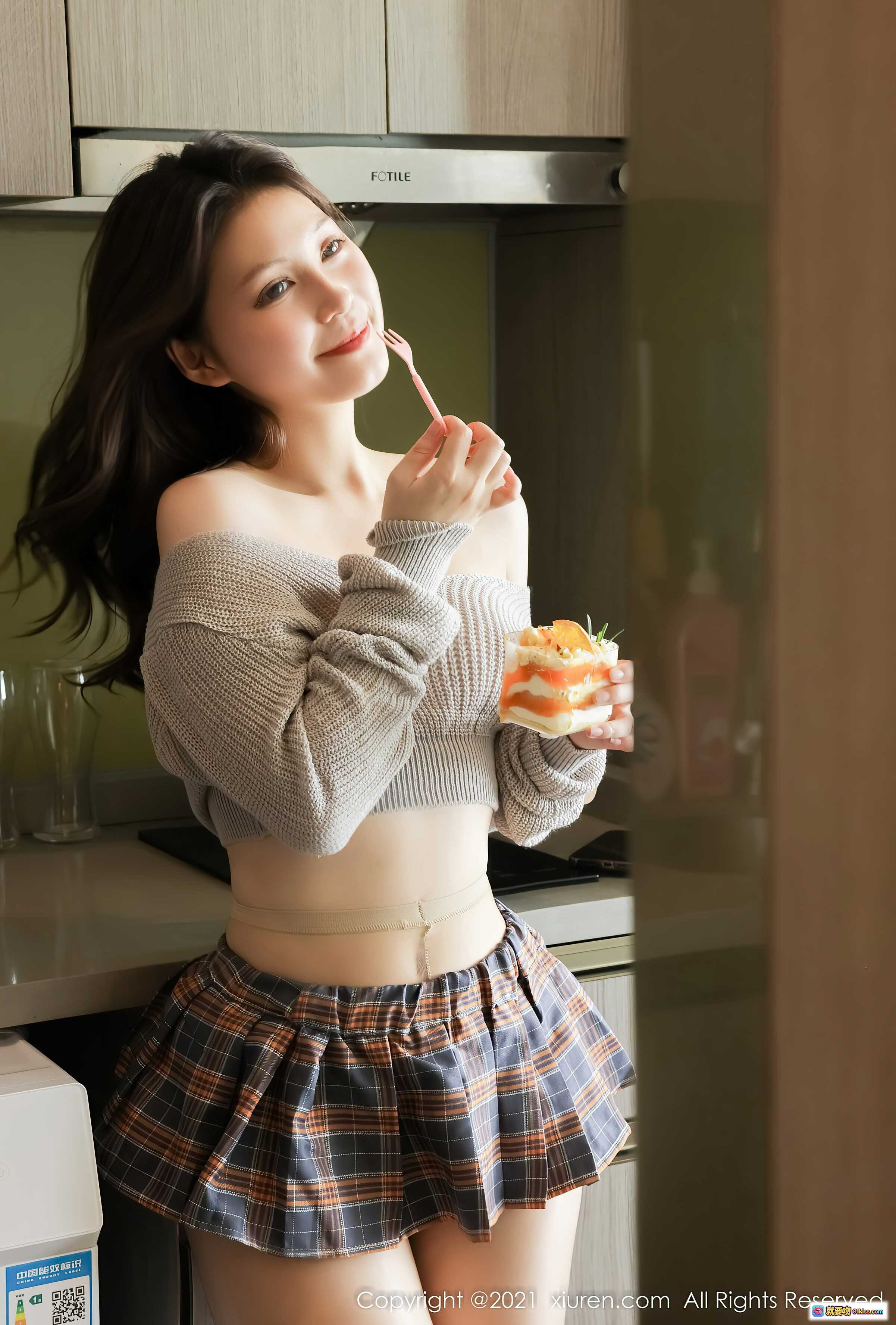 图片[7] - 兔妹妹清纯新人写真 | 灰色露肩针织上衣+格纹短裙厨房私房照 | XiuRen秀人网NO.4369 2021.12.22 - 就要吻