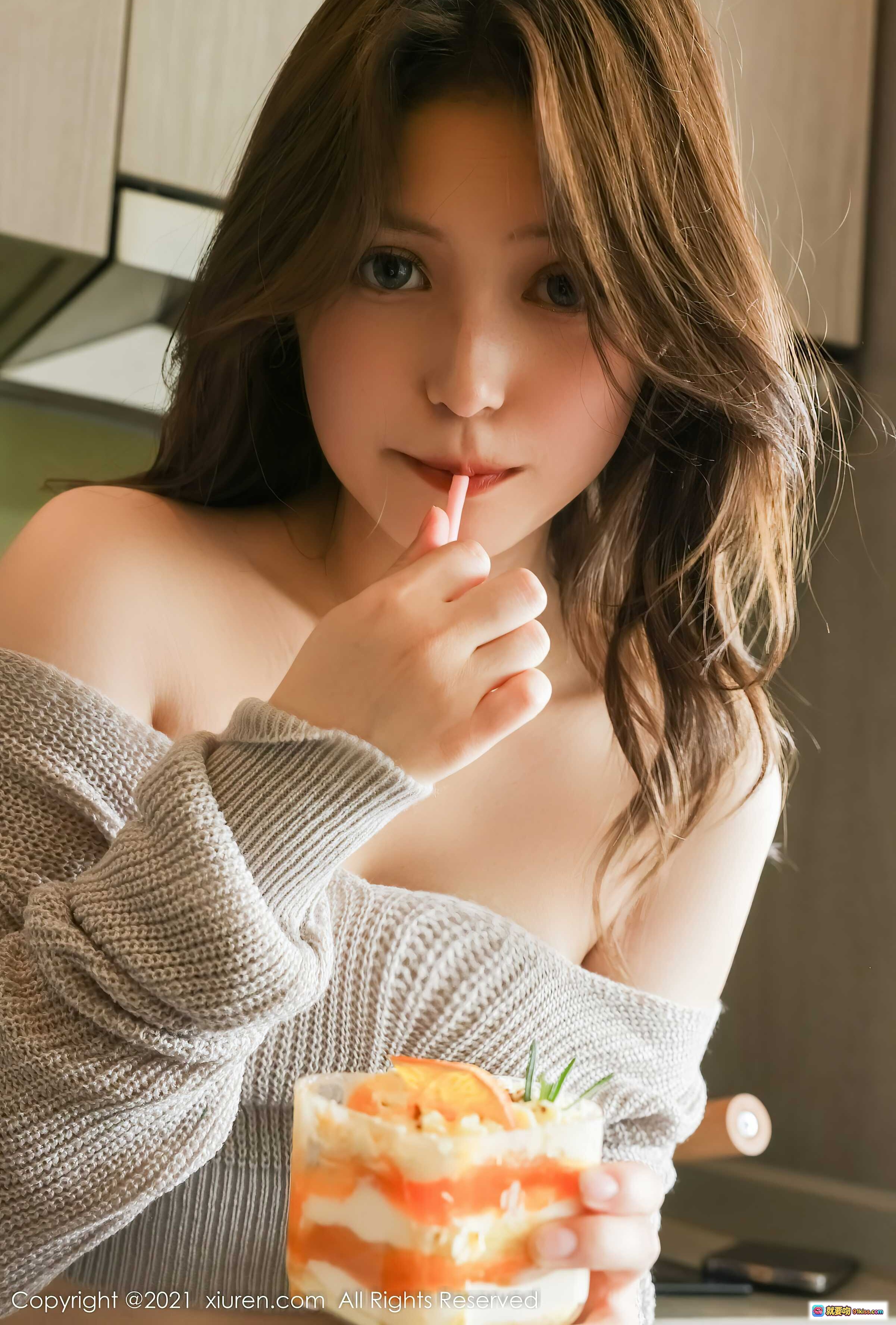 图片[10] - 兔妹妹清纯新人写真 | 灰色露肩针织上衣+格纹短裙厨房私房照 | XiuRen秀人网NO.4369 2021.12.22 - 就要吻