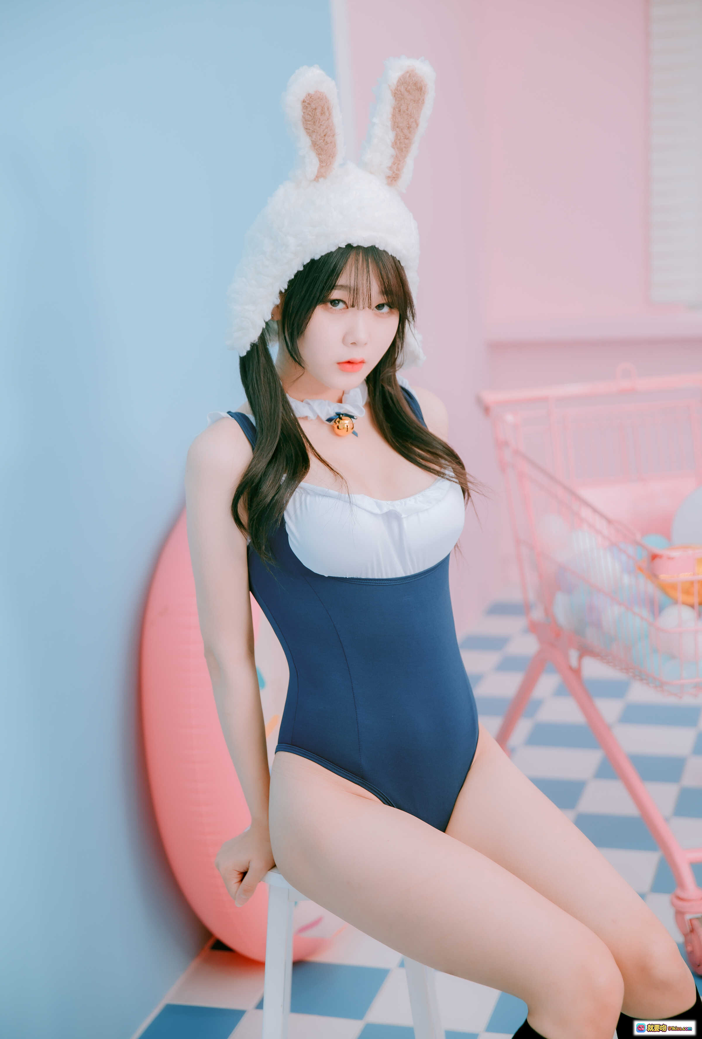 韩国妹子ZIA NO.011兔耳泳装写真 | JOApictures 21年1月刊 | 蓝白连体泳衣+粉色购物车背景 | 53P高清图集 - 就要吻