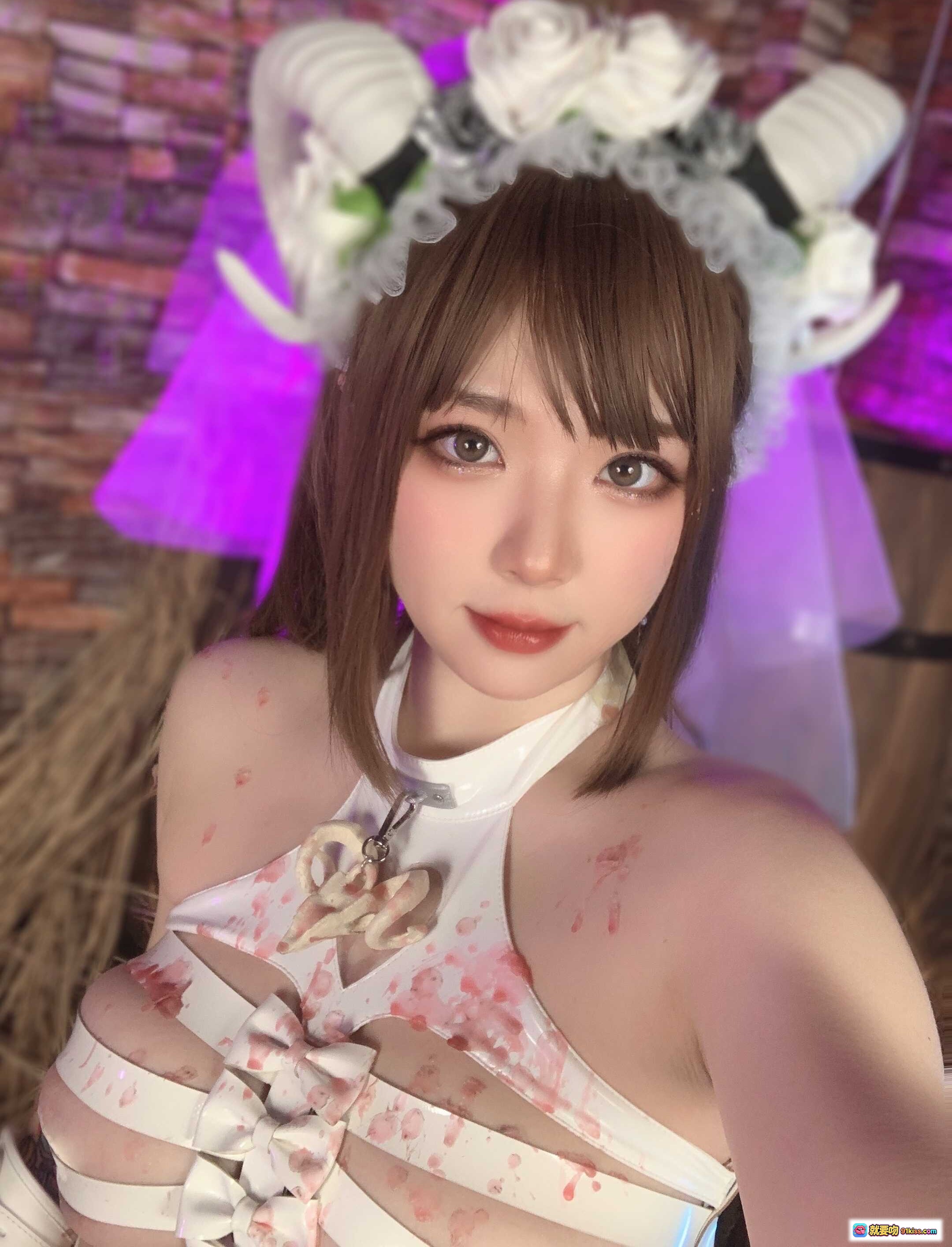 图片[7] - 皮皮奶NO.044 Vol.28地狱新娘写真72P 白色婚纱蕾丝头饰高跟绑带美臀性感姿势砖墙干草桶背景灯光氛围 - 就要吻