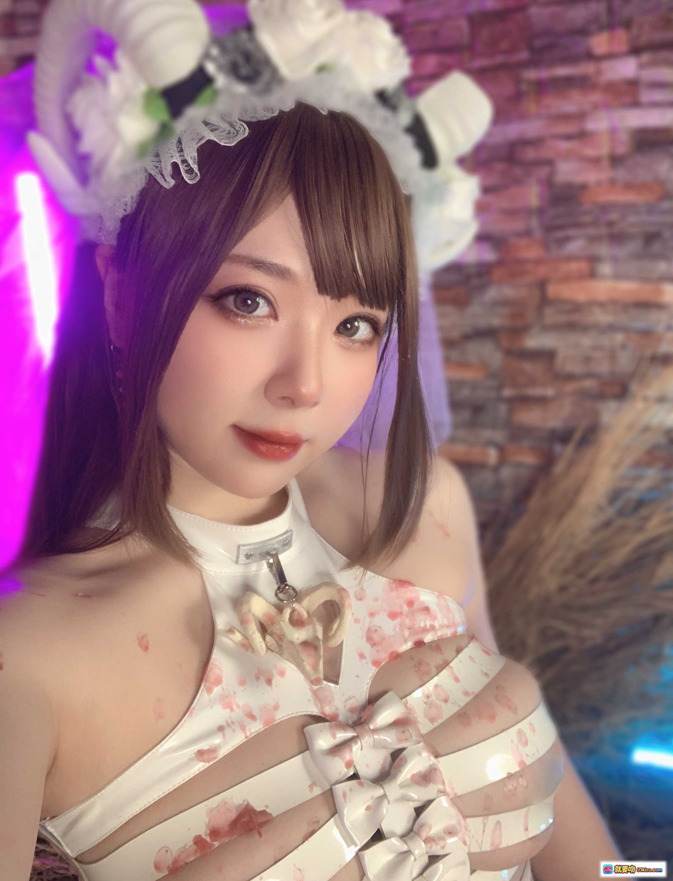 图片[5] - 皮皮奶NO.044 Vol.28地狱新娘写真72P 白色婚纱蕾丝头饰高跟绑带美臀性感姿势砖墙干草桶背景灯光氛围 - 就要吻