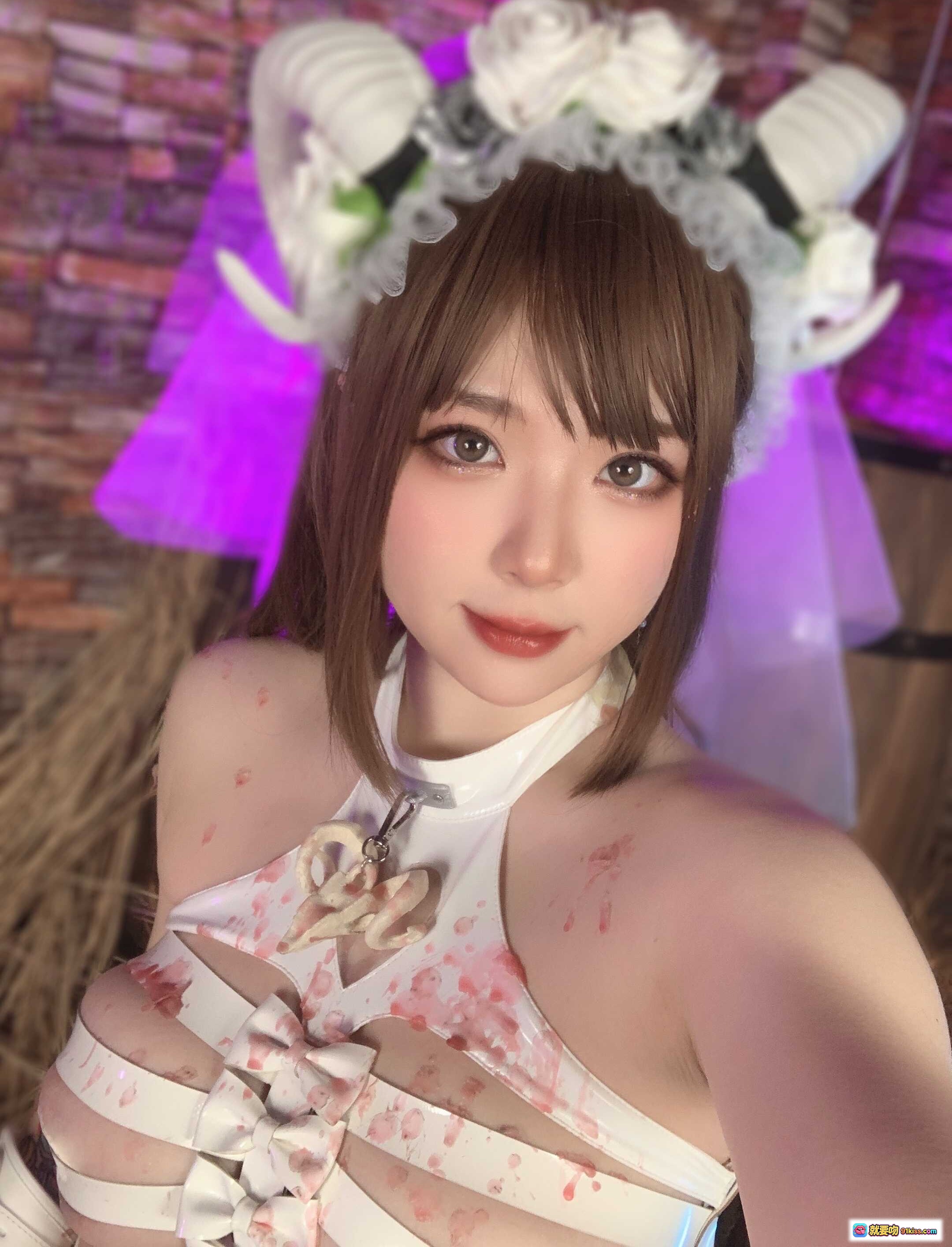 图片[4] - 皮皮奶NO.044 Vol.28地狱新娘写真72P 白色婚纱蕾丝头饰高跟绑带美臀性感姿势砖墙干草桶背景灯光氛围 - 就要吻