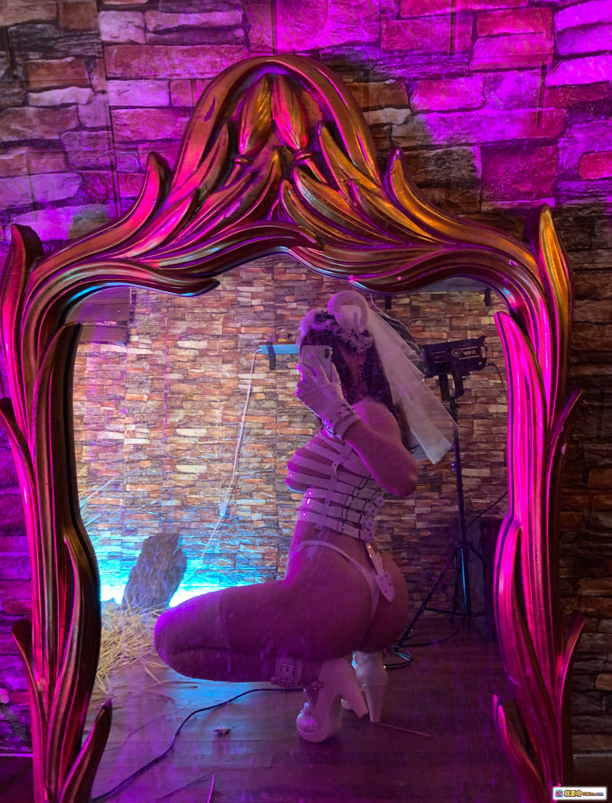 图片[9] - 皮皮奶NO.044 Vol.28地狱新娘写真72P 白色婚纱蕾丝头饰高跟绑带美臀性感姿势砖墙干草桶背景灯光氛围 - 就要吻