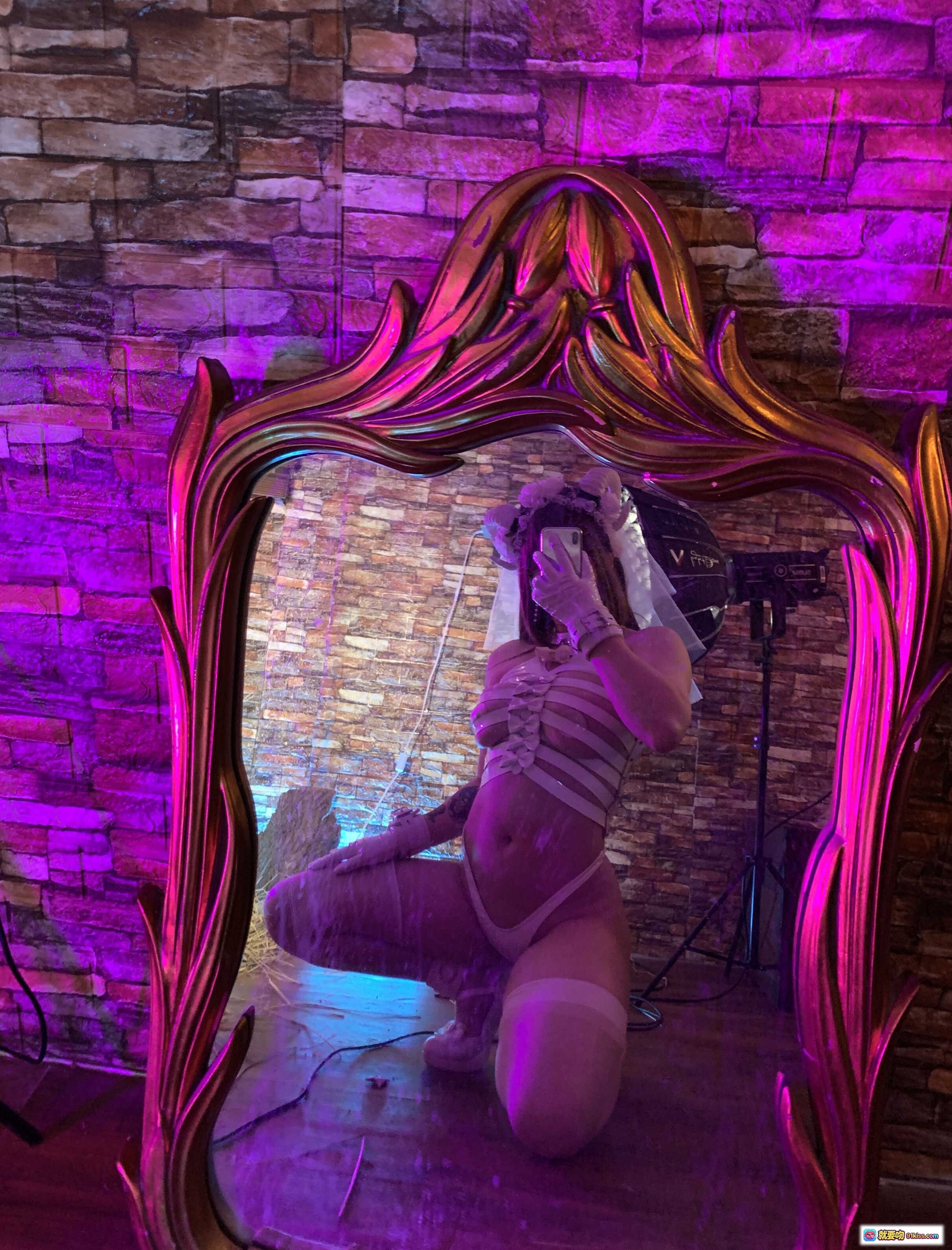 图片[3] - 皮皮奶NO.044 Vol.28地狱新娘写真72P 白色婚纱蕾丝头饰高跟绑带美臀性感姿势砖墙干草桶背景灯光氛围 - 就要吻