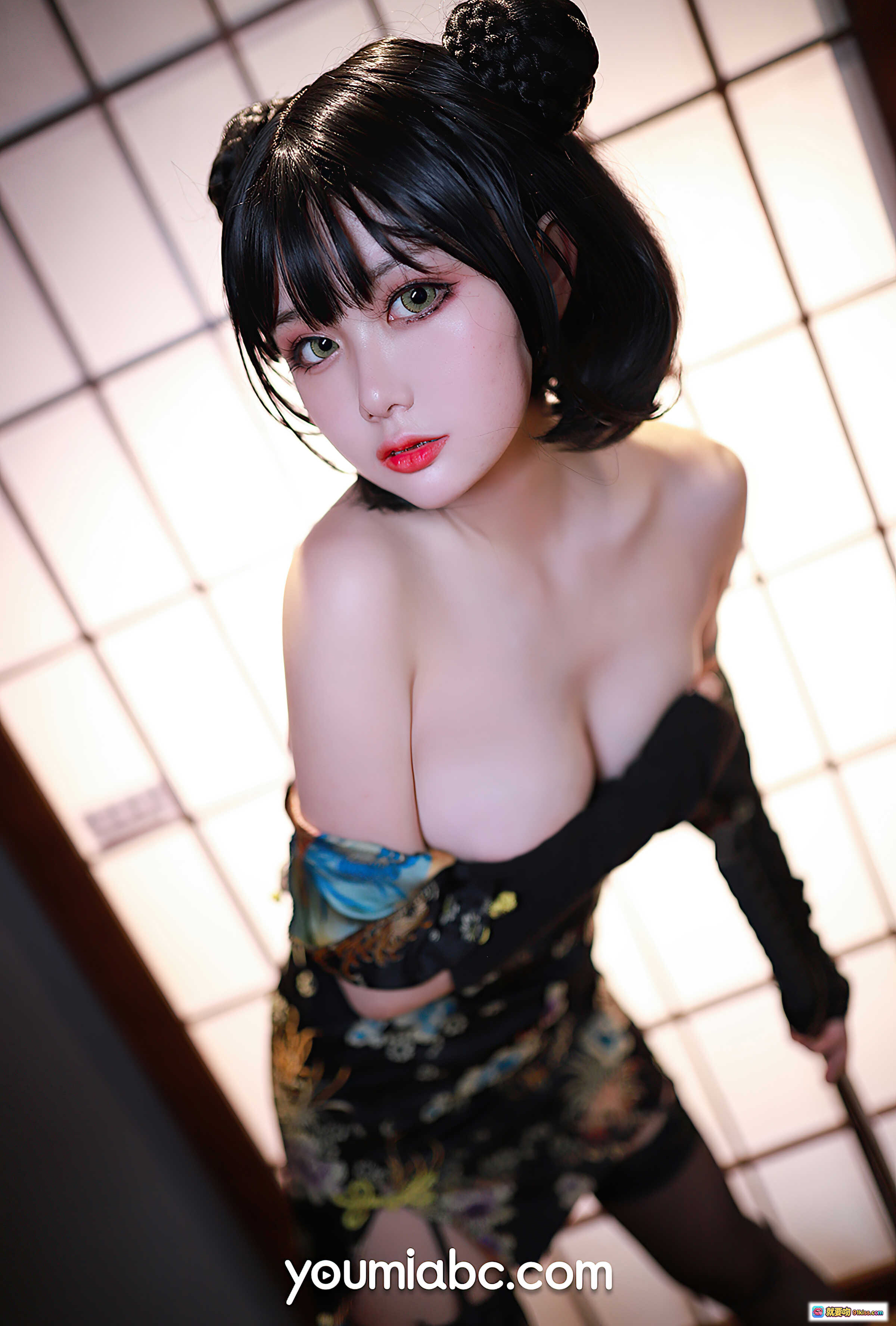 图片[2] - 旗袍武士娘cos写真｜双丸子头黑发少女持刀｜和风日式屏风背景｜性感露肩花卉短裙｜YouMiABC精美图集 - 就要吻
