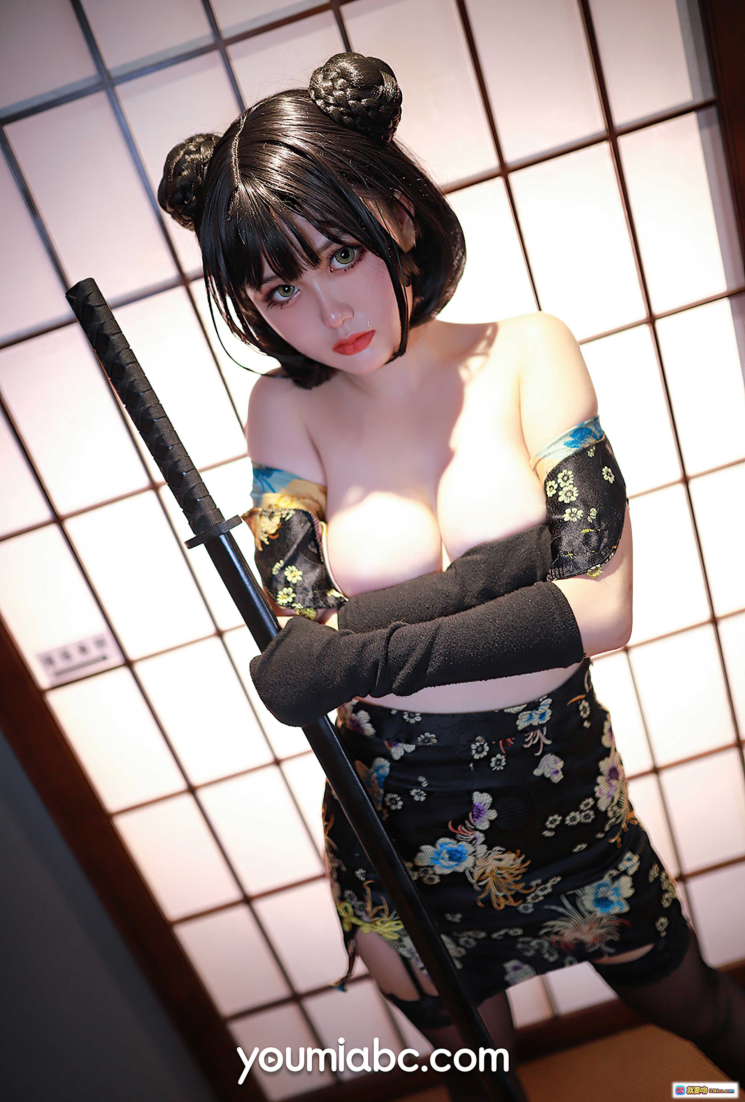 图片[1] - 旗袍武士娘cos写真｜双丸子头黑发少女持刀｜和风日式屏风背景｜性感露肩花卉短裙｜YouMiABC精美图集 - 就要吻