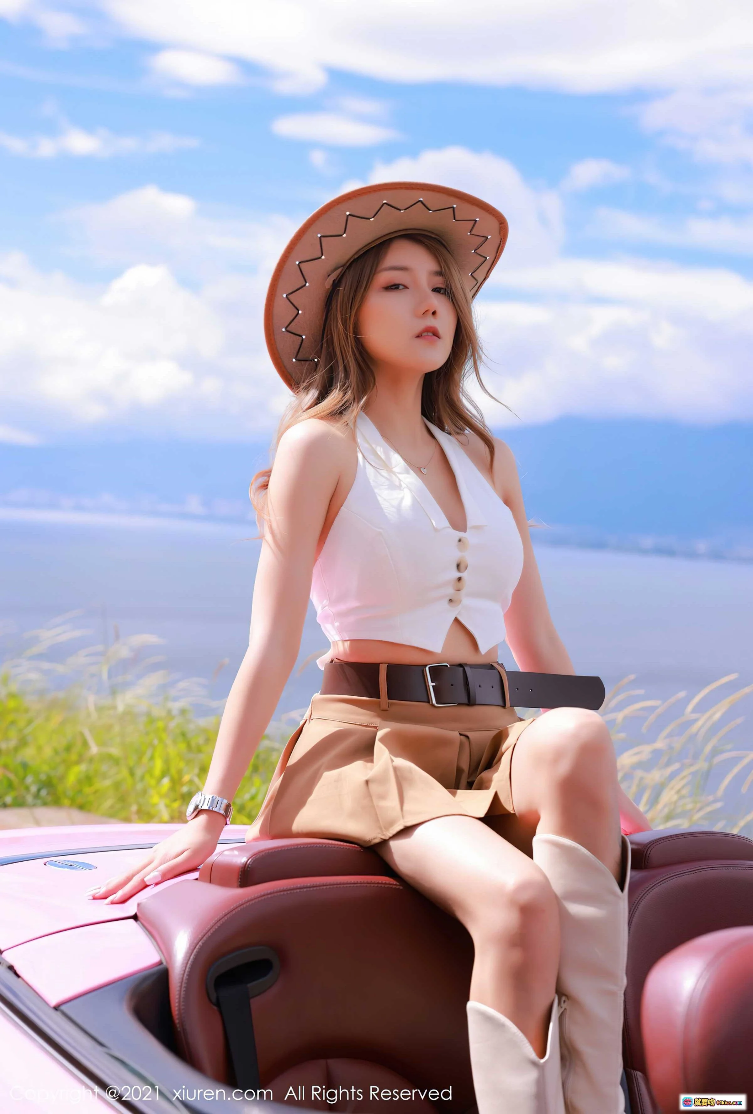 夏西CiCi户外写真｜白色上衣+卡其短裙+宽檐帽｜湖景公路粉车性感坐姿｜XiuRen秀人网No.4009 - 就要吻