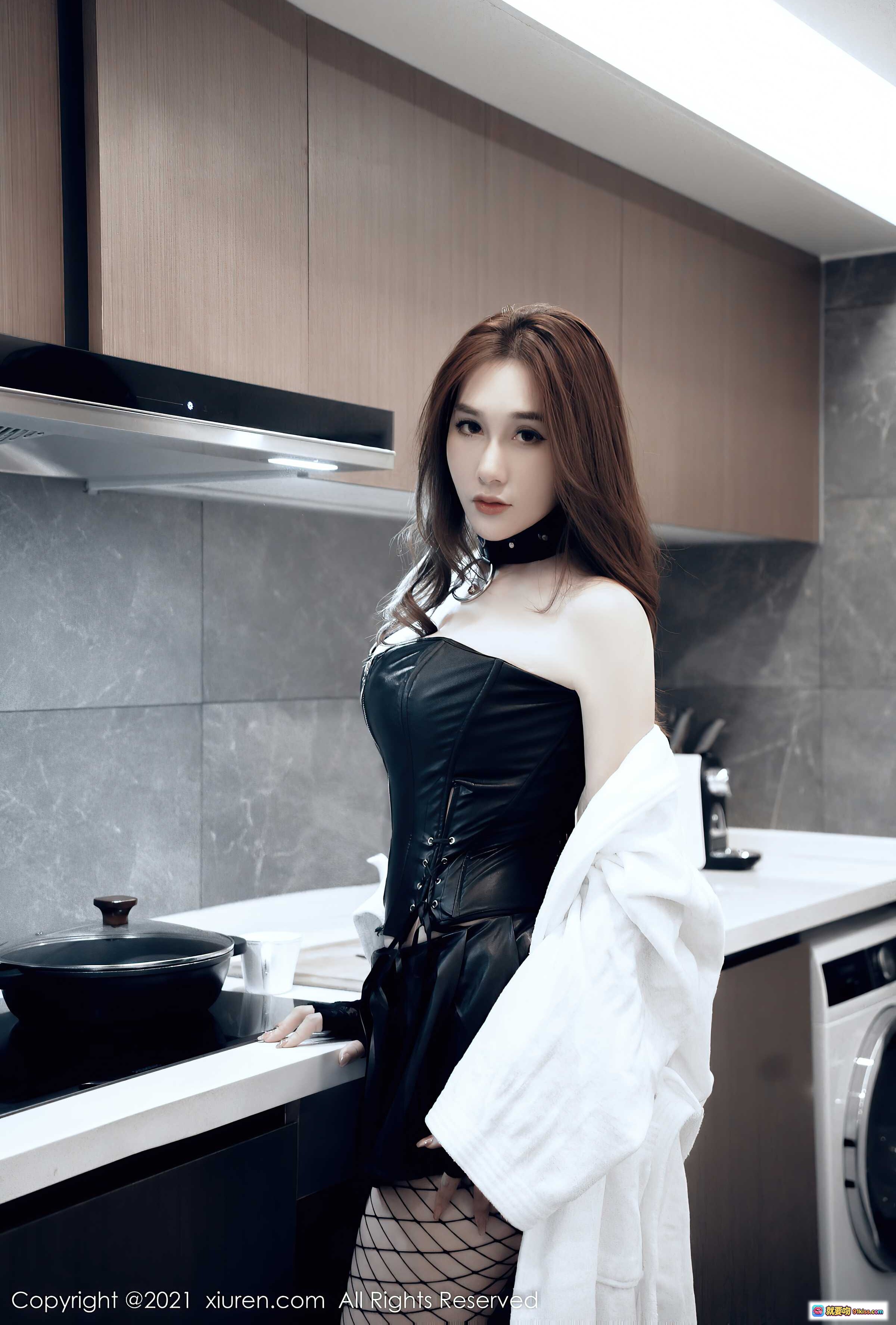 图片[3] - 宥利美腿写真 | 白色长袍黑丝渔网袜 | 厨房场景性感造型 | XiuRen秀人网2021.12.09 NO.4316 - 就要吻