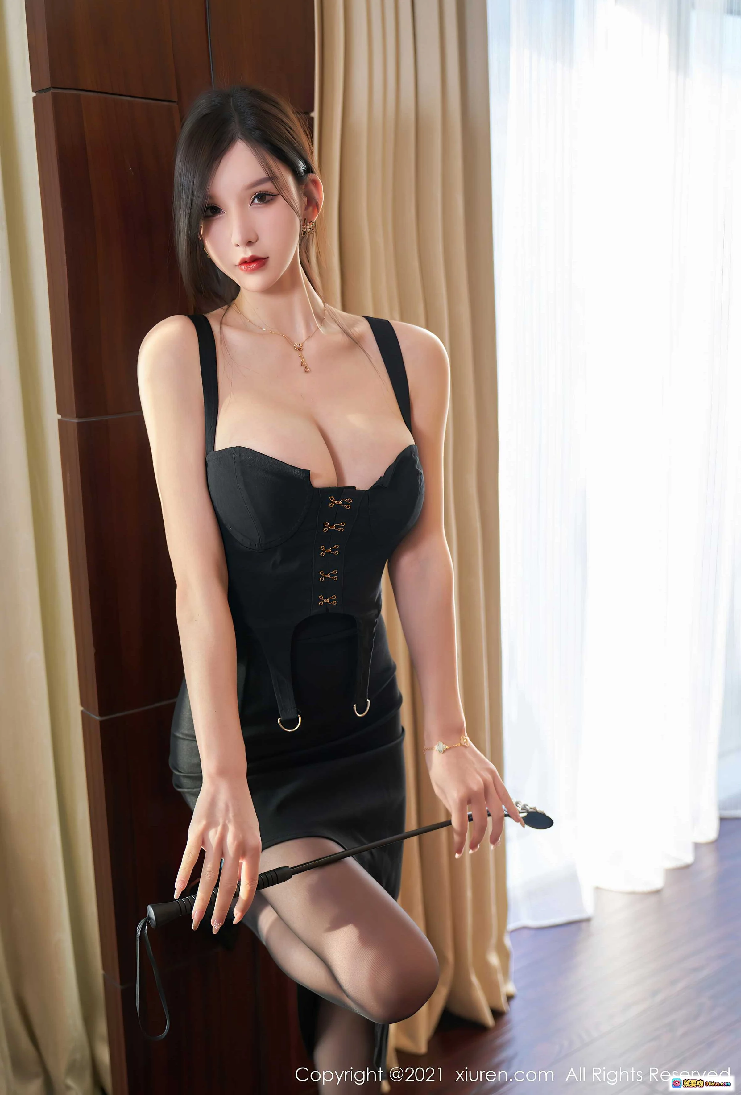 周于希Sandy性感美腿黑裙写真 | XiuRen秀人网2021.12.10 NO.4327 | 优雅诱惑室内私房照 - 就要吻