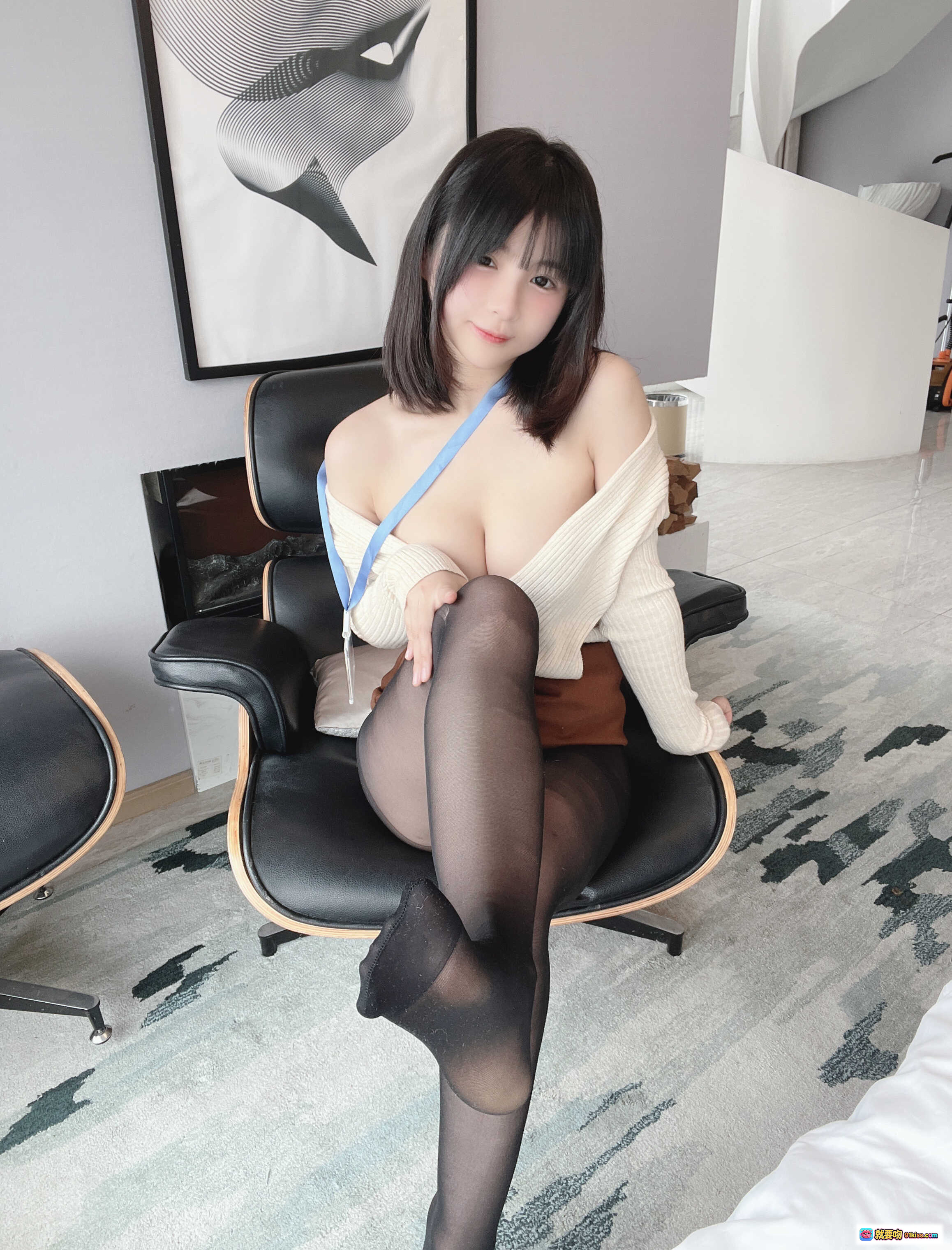 图片[2] - 桜井宁宁 NO.040 无法抗拒的后辈｜黑丝美腿｜露肩针织衫｜现代家居写真｜83P高清图集 - 就要吻